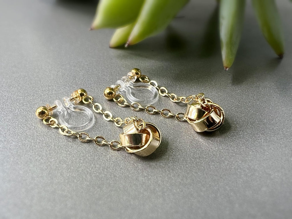 Boucles d'oreilles CLIPS INVISIBLE Chaîne plaqué d'Or Petit Fleur quatre pétales. Clips d'oreilles oreilles non percées