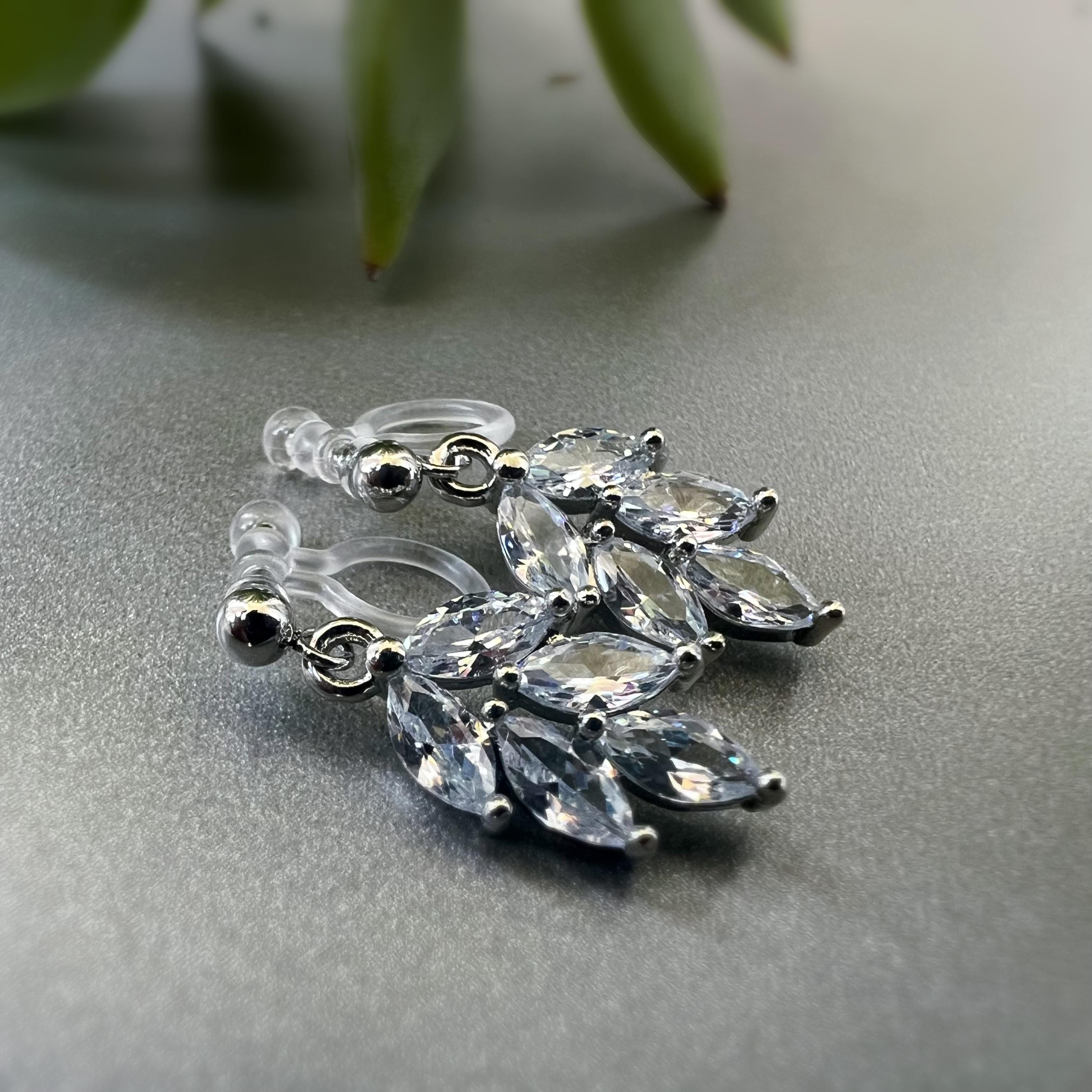 Clips d'oreilles petite feuille couleur Argent/ Or avec zircon transparent. CLIPS Invisible délicat quotidien confortable