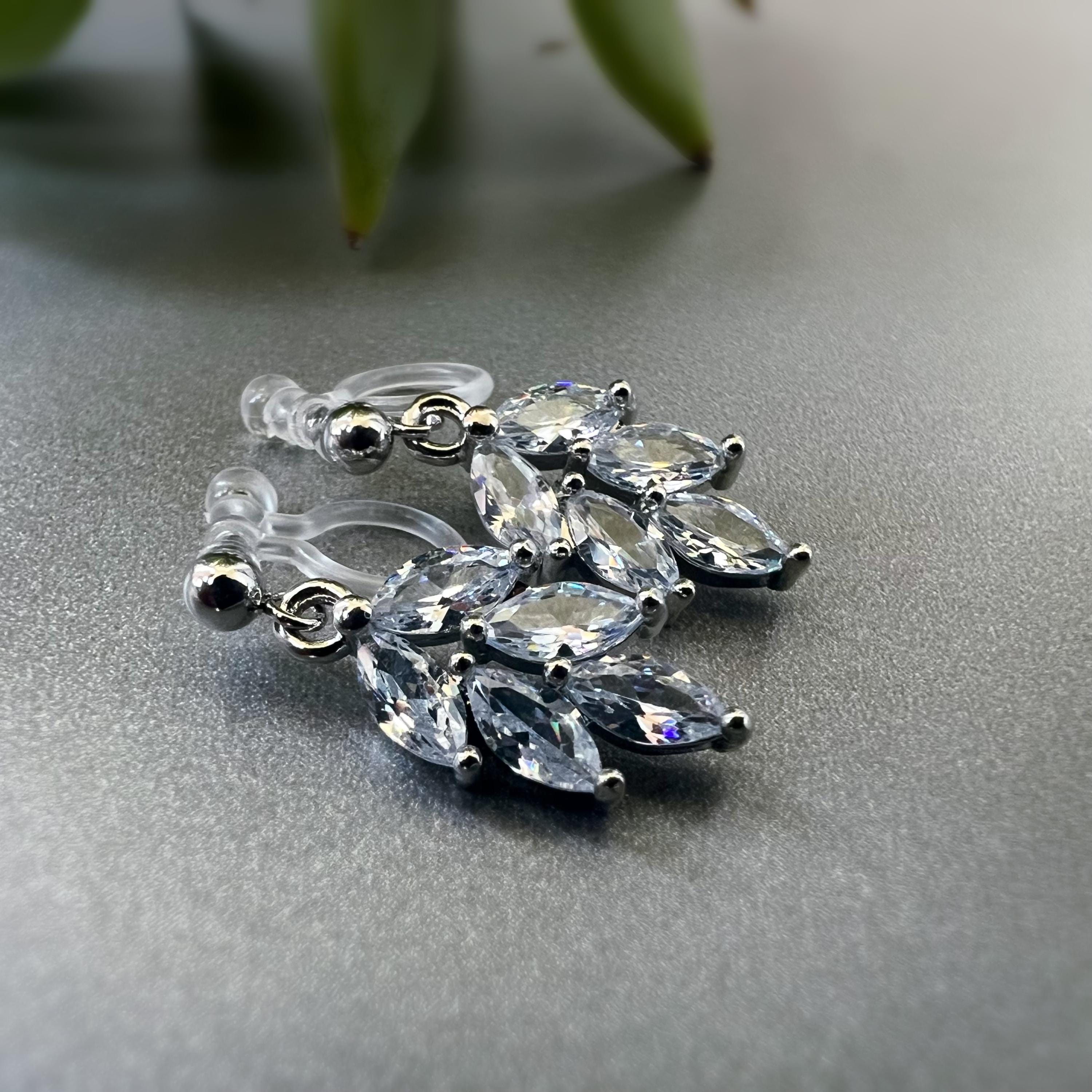 Clips d'oreilles petite feuille couleur Argent/ Or avec zircon transparent. CLIPS Invisible délicat quotidien confortable