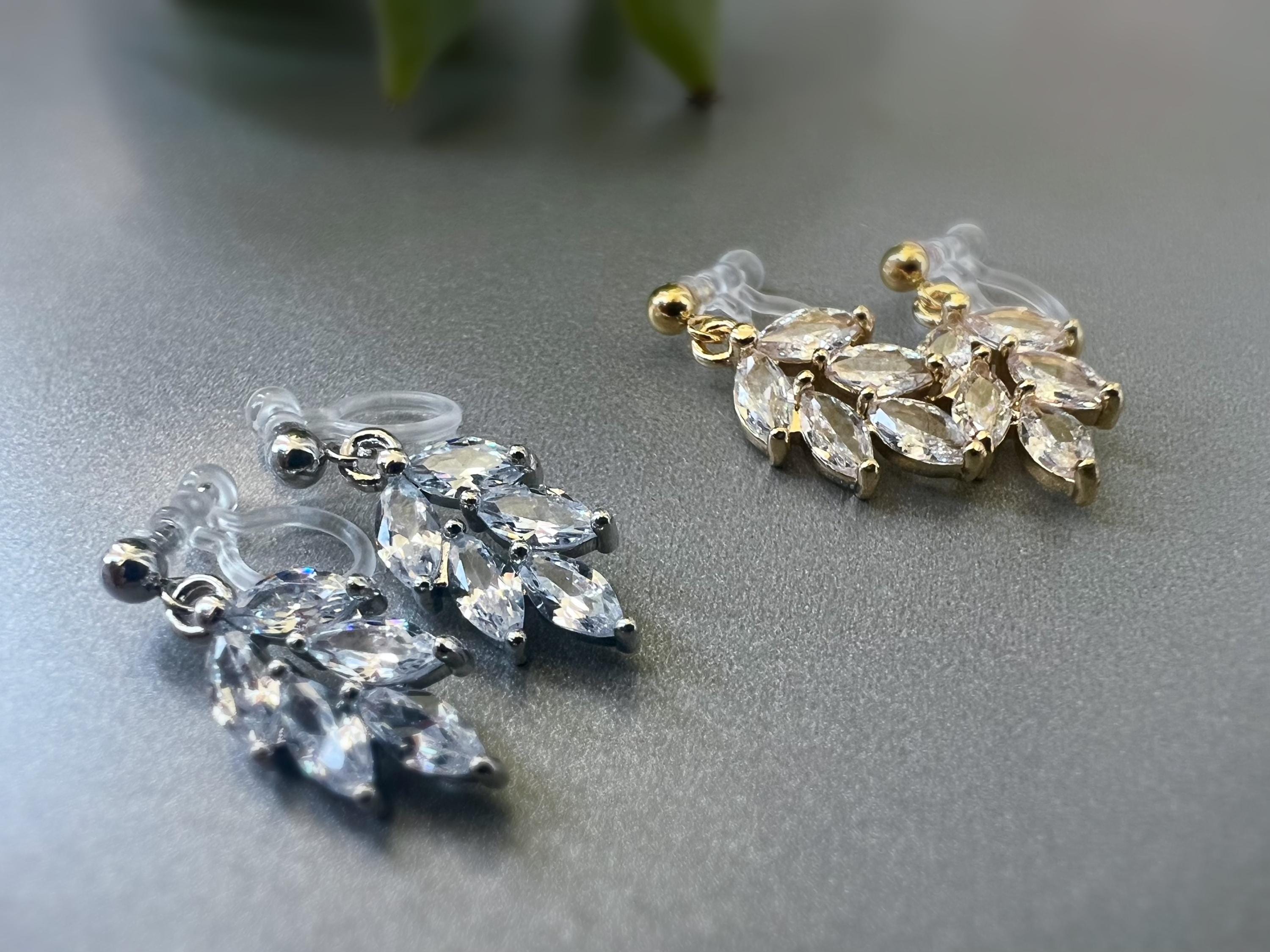 Clips d'oreilles petite feuille couleur Argent/ Or avec zircon transparent. CLIPS Invisible délicat quotidien confortable