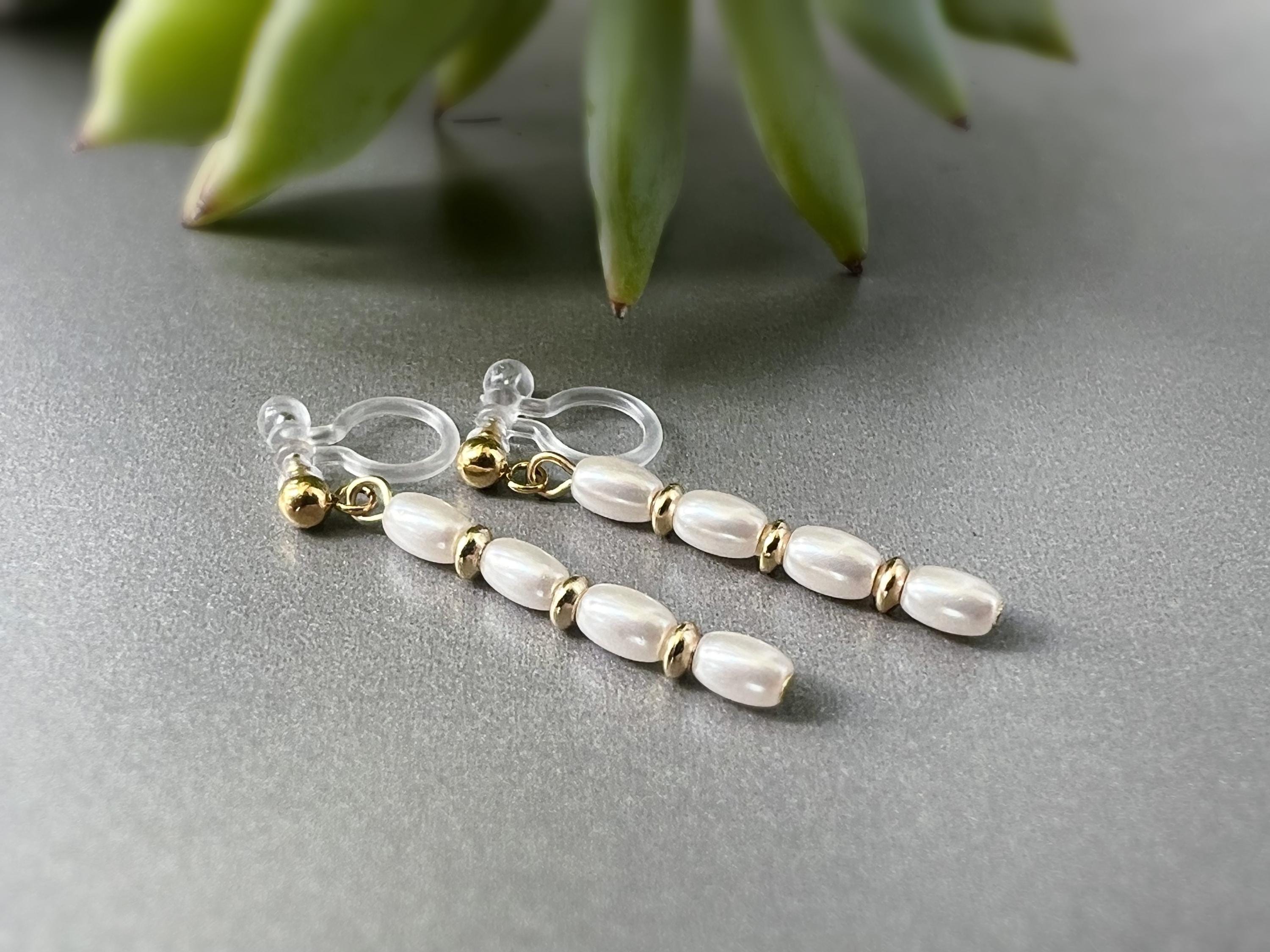 Clips d'oreilles longue Barre Perle blanche en verre min perle disque couleur Or. Boucles d'oreilles Clips Invisibles Moderne