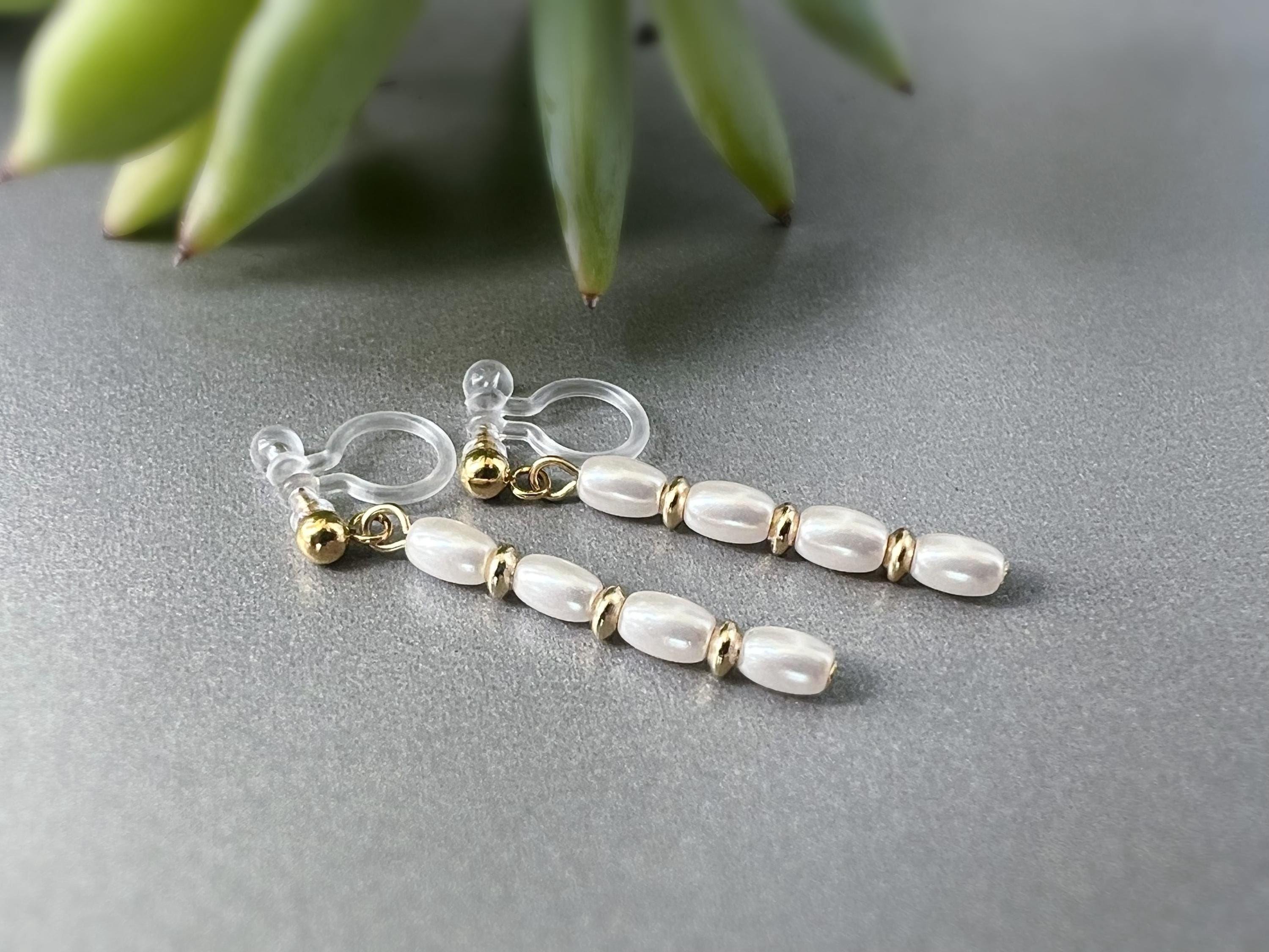 Clips d'oreilles longue Barre Perle blanche en verre min perle disque couleur Or. Boucles d'oreilles Clips Invisibles Moderne