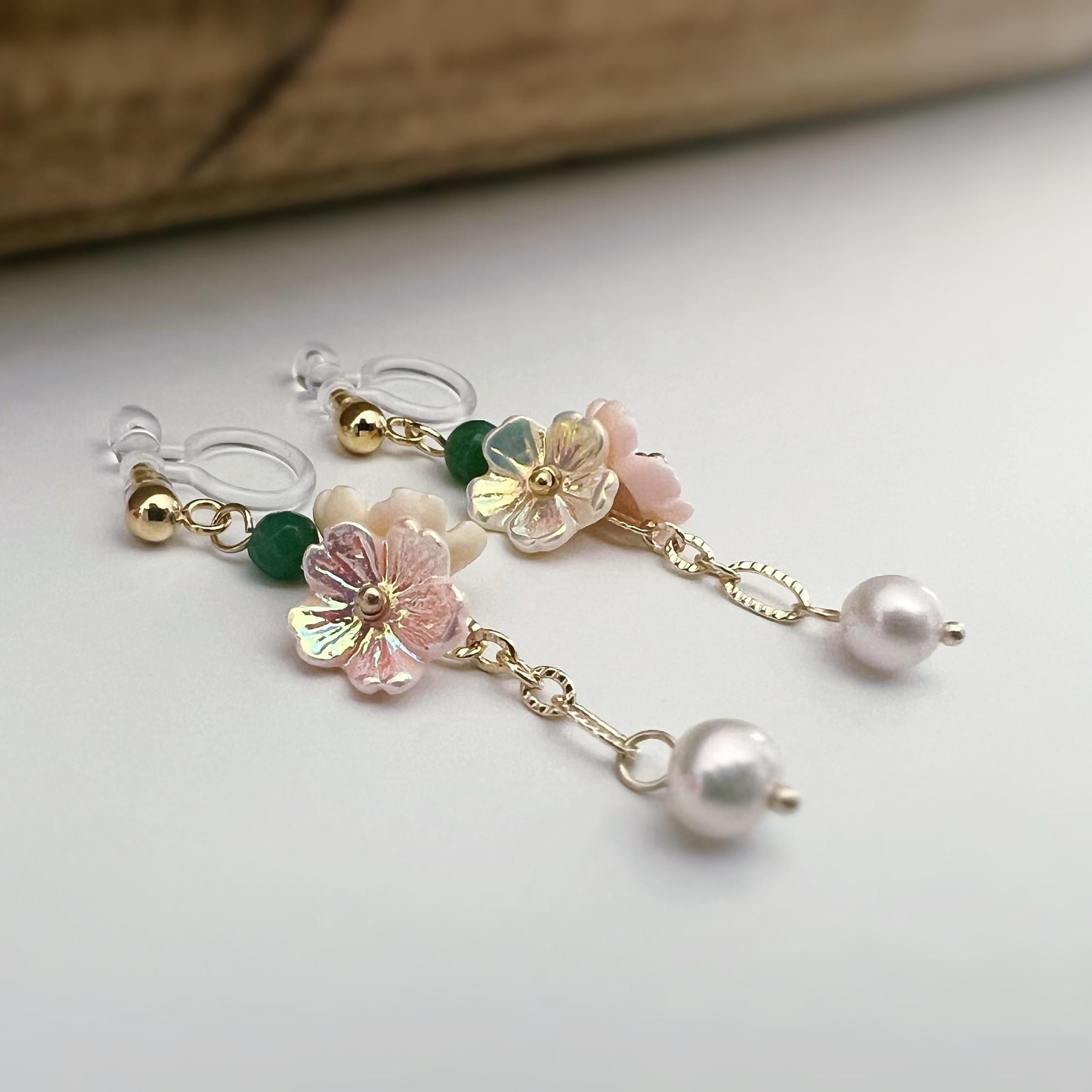 Boucles d'oreilles Clips INVISIBLES pendantes Chaîne or, Mini Perles facettes vert. Double fleurs rose saumon blanc crème Perle d'eau douce