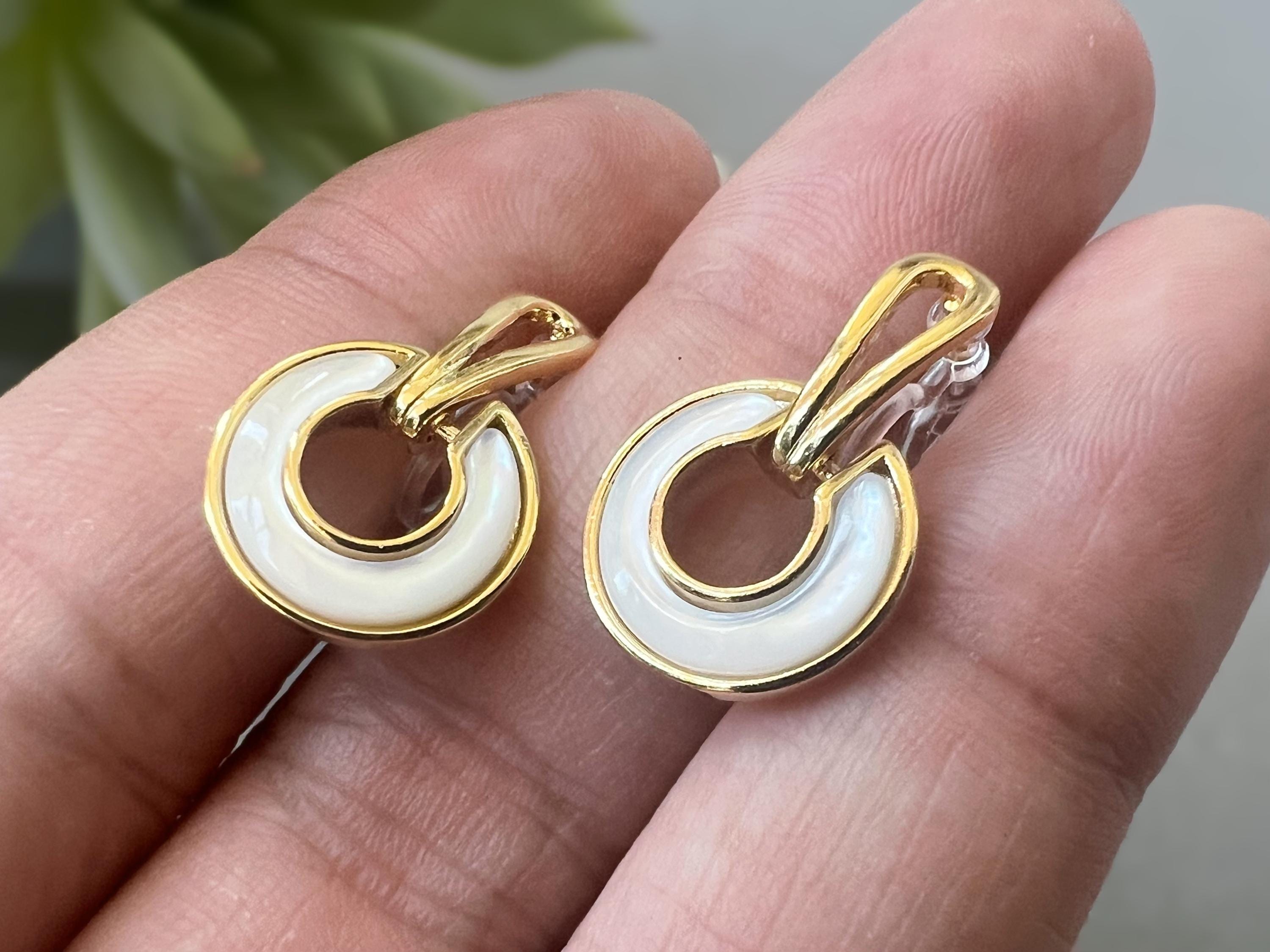 Boucles d'oreilles Clips INVISIBLES Cercle nacre blanche couleur Or, Clips d'oreilles confortable bijoux quotidien.