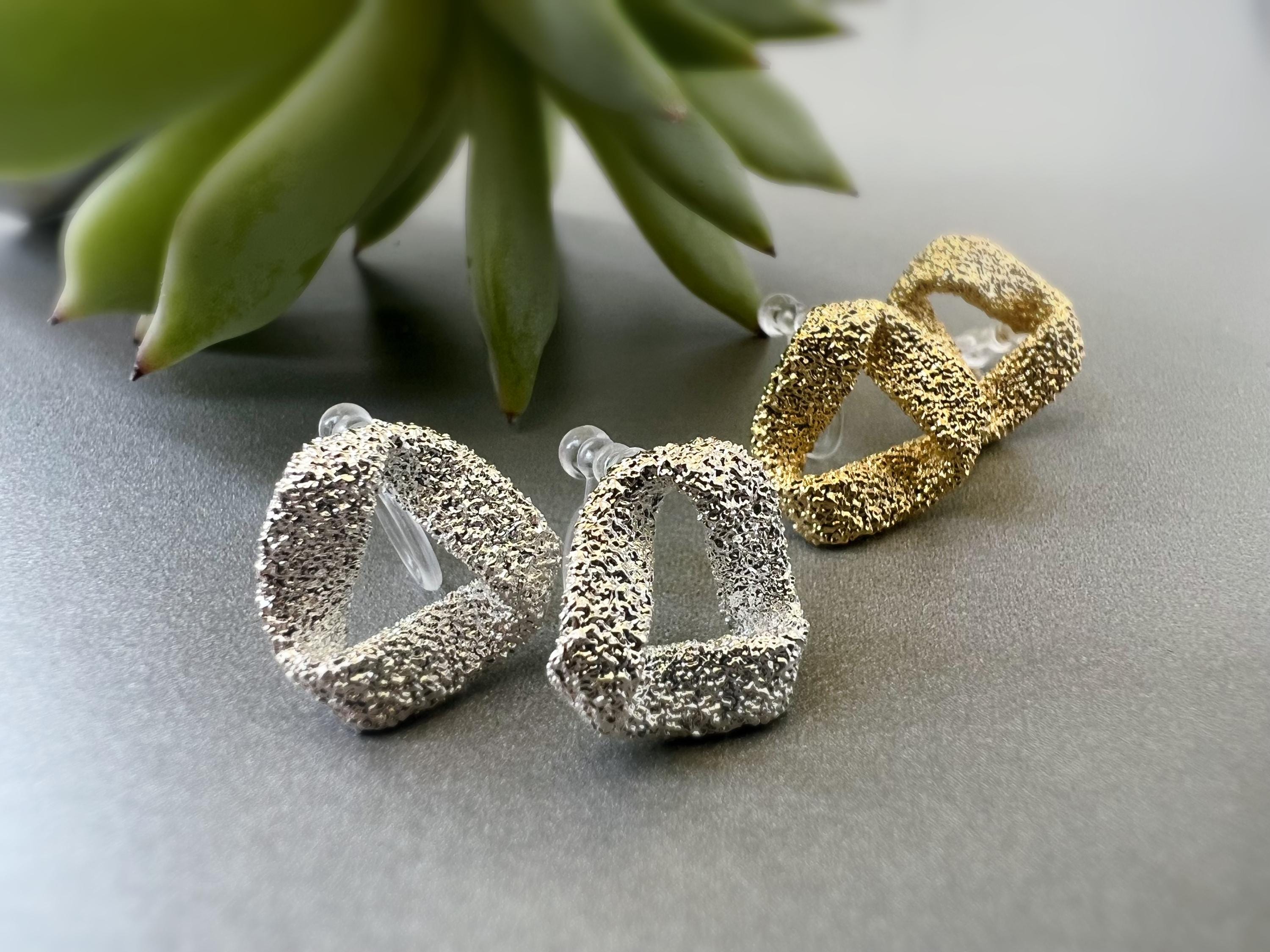Boucles d'oreilles Clips INVISIBLES Triangle torsadé couleur Or / Argent, Clips d'oreilles confortable bijoux minimaliste quotidien.
