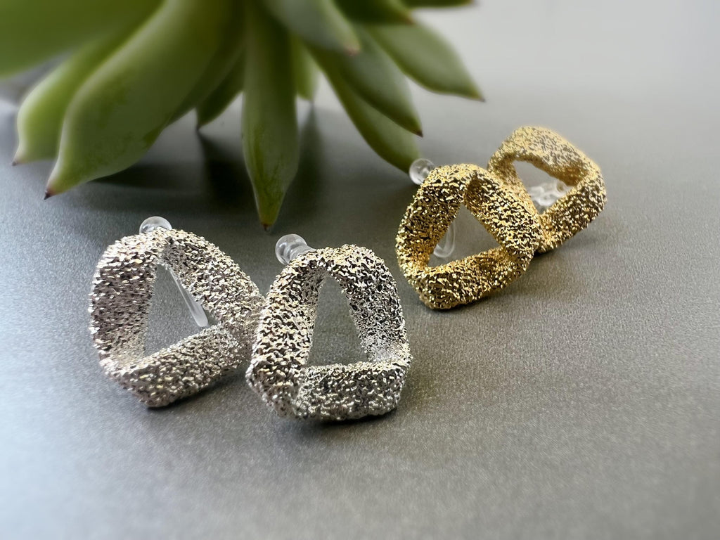 Boucles d'oreilles Clips INVISIBLES Triangle torsadé couleur Or / Argent, Clips d'oreilles confortable bijoux minimaliste quotidien.