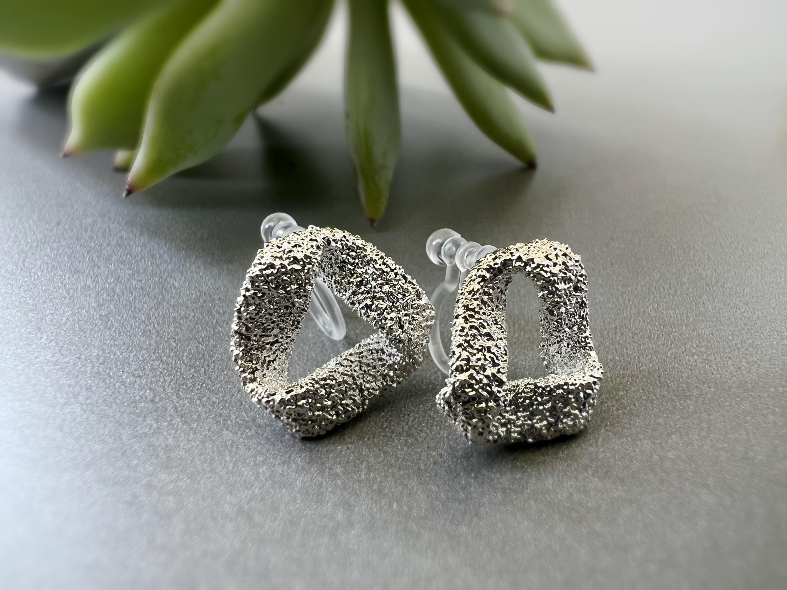 Boucles d'oreilles Clips INVISIBLES Triangle torsadé couleur Or / Argent, Clips d'oreilles confortable bijoux minimaliste quotidien.