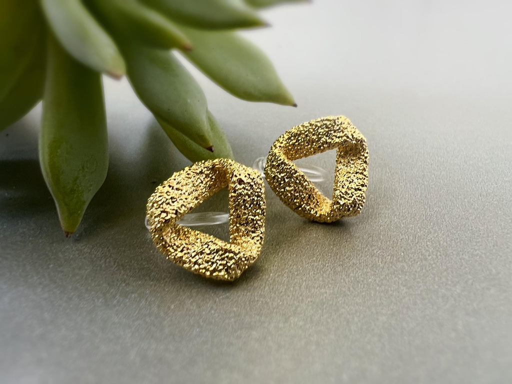 Boucles d'oreilles Clips INVISIBLES Triangle torsadé couleur Or / Argent, Clips d'oreilles confortable bijoux minimaliste quotidien.