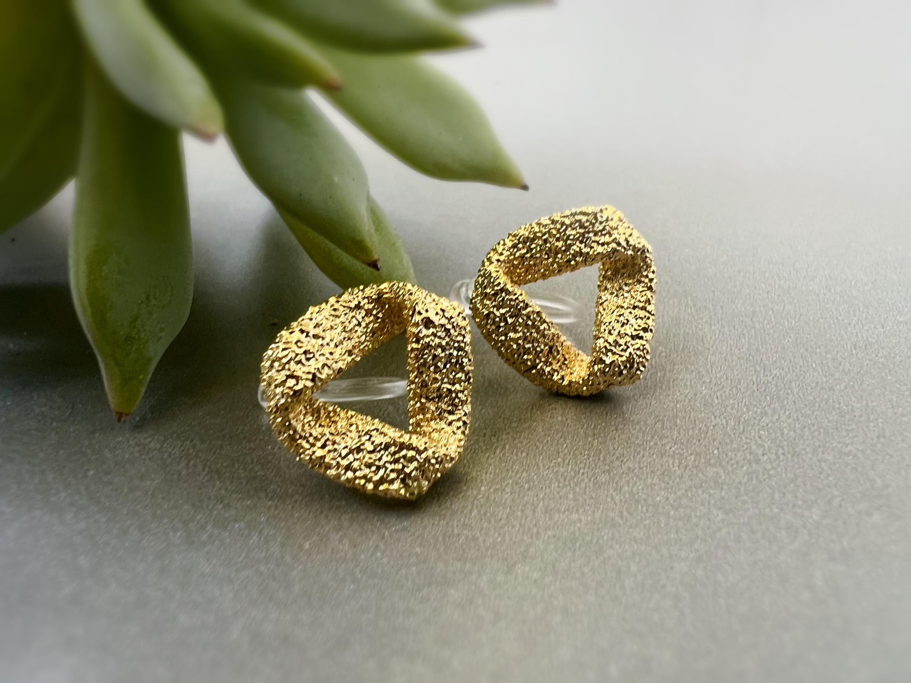 Boucles d'oreilles Clips INVISIBLES Triangle torsadé couleur Or / Argent, Clips d'oreilles confortable bijoux minimaliste quotidien.