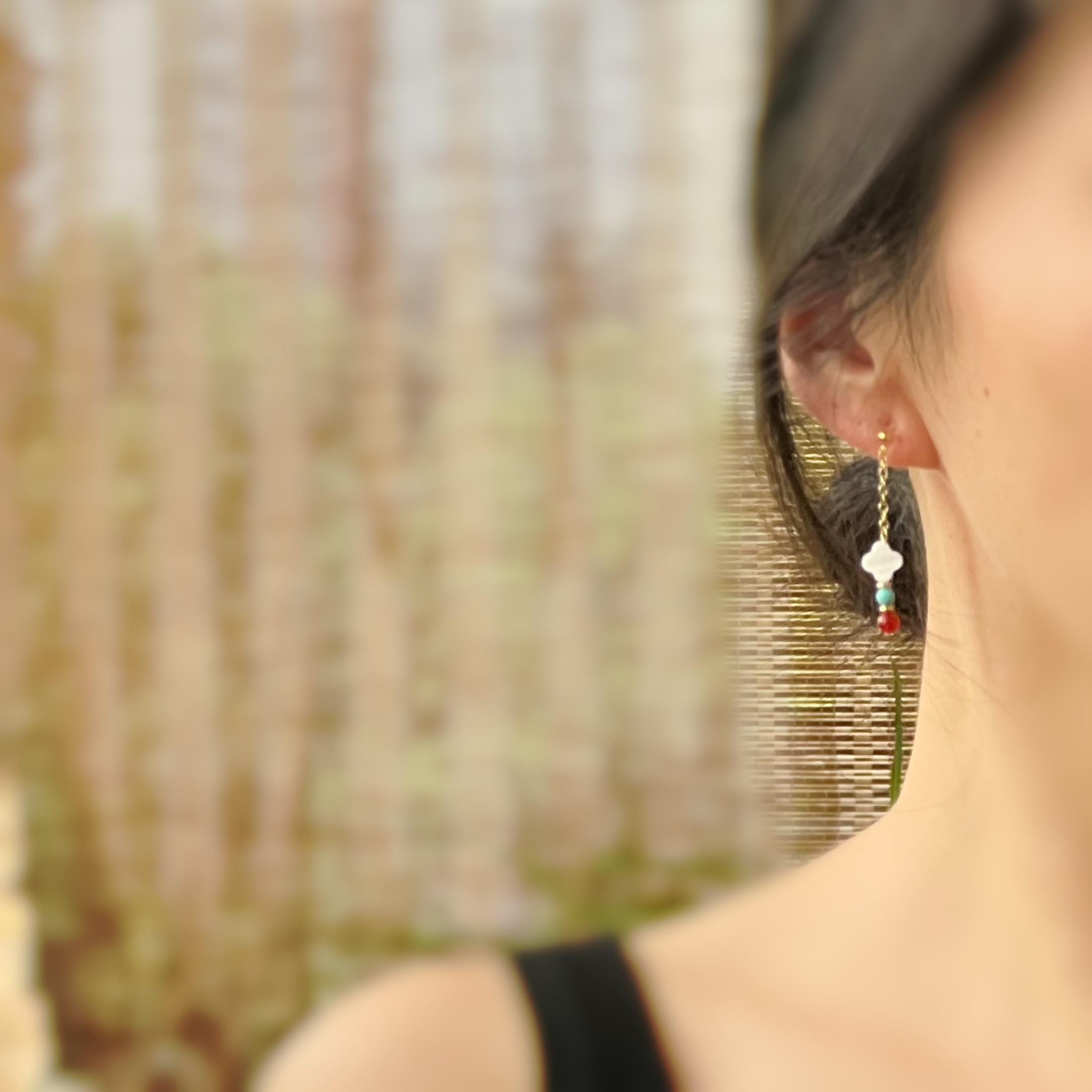 Boucles d'oreilles Clips INVISIBLES pendantes chaîne Perles turquoise disque or agate rouge trèfle 4 feuilles nacre blanc. Clips confortable