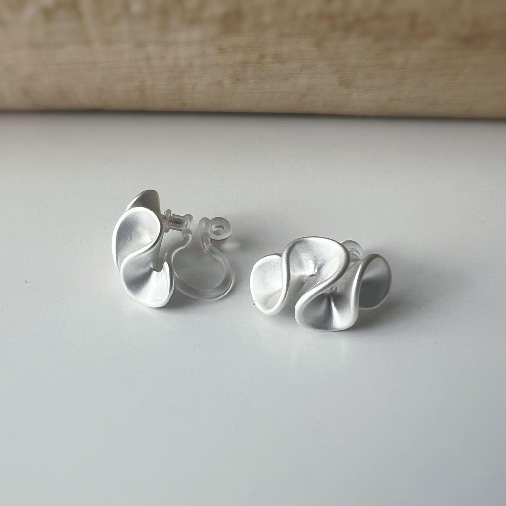 Boucles d'oreilles Clips INVISIBLES fleur de crème au beurre couleur Or / Argent, Clips d'oreilles confortable bijoux minimaliste quotidien.