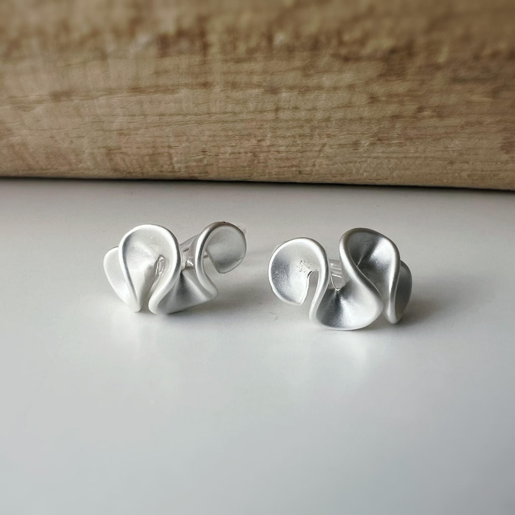 Boucles d'oreilles Clips INVISIBLES fleur de crème au beurre couleur Or / Argent, Clips d'oreilles confortable bijoux minimaliste quotidien.
