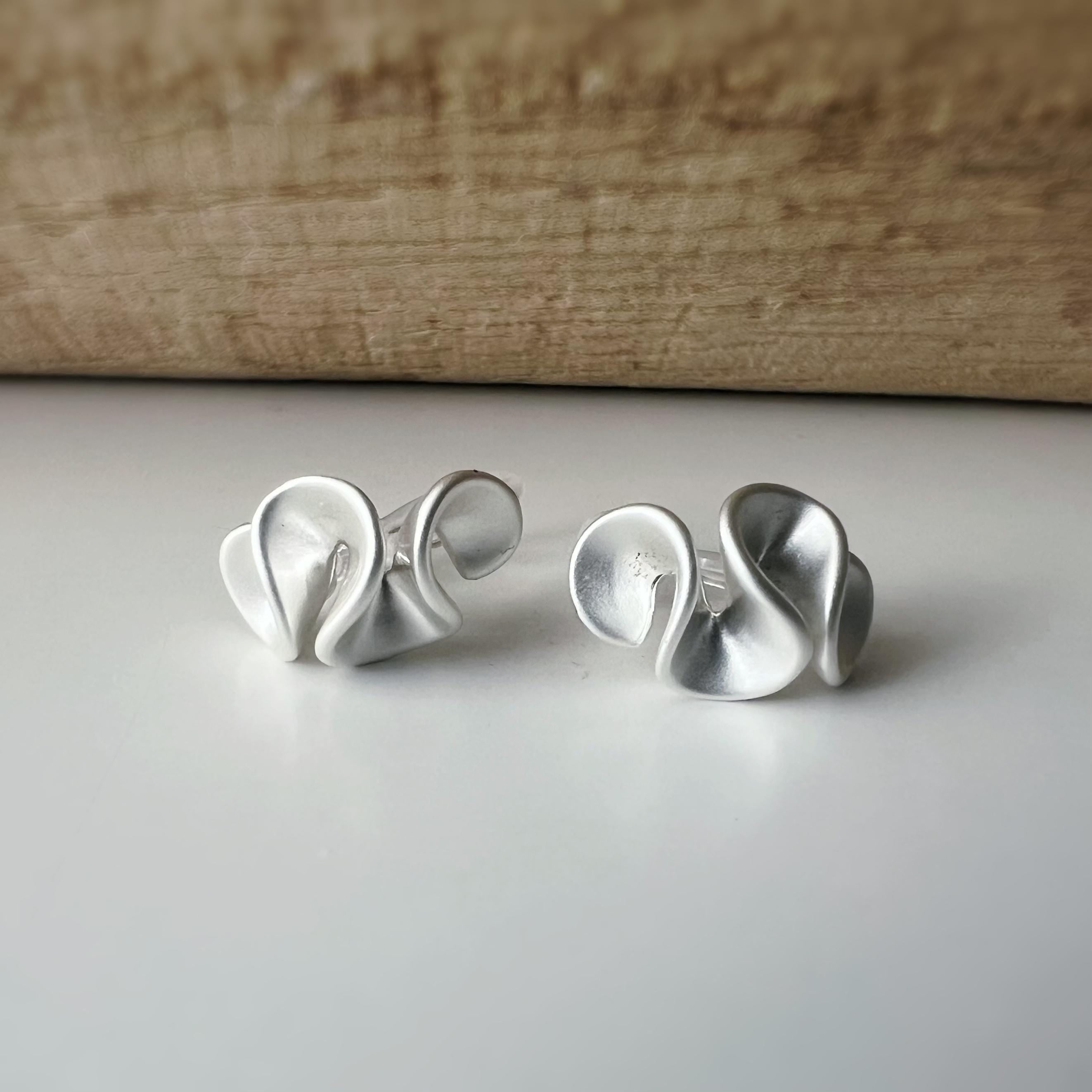 Boucles d'oreilles Clips INVISIBLES fleur de crème au beurre couleur Or / Argent, Clips d'oreilles confortable bijoux minimaliste quotidien.