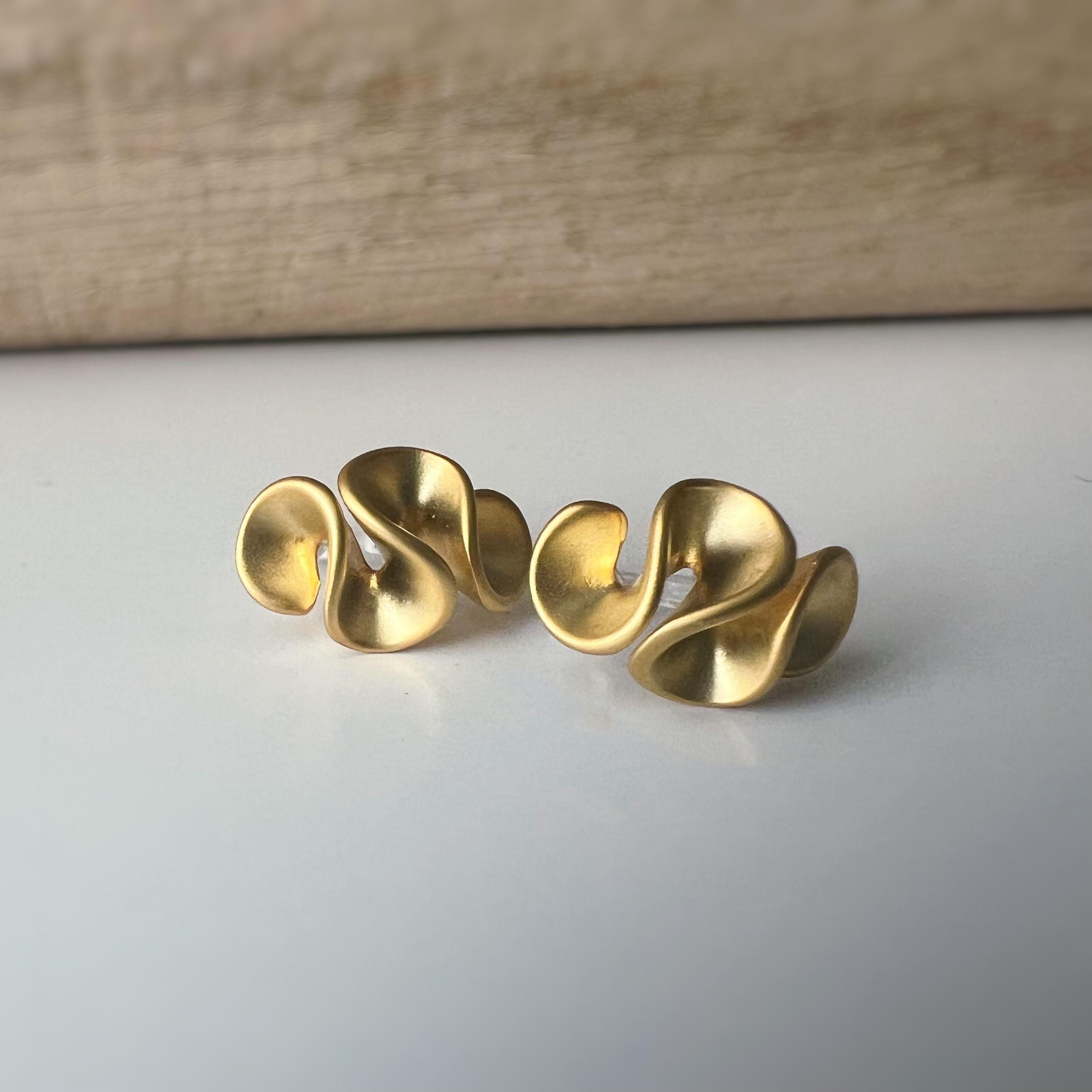 Boucles d'oreilles Clips INVISIBLES fleur de crème au beurre couleur Or / Argent, Clips d'oreilles confortable bijoux minimaliste quotidien.