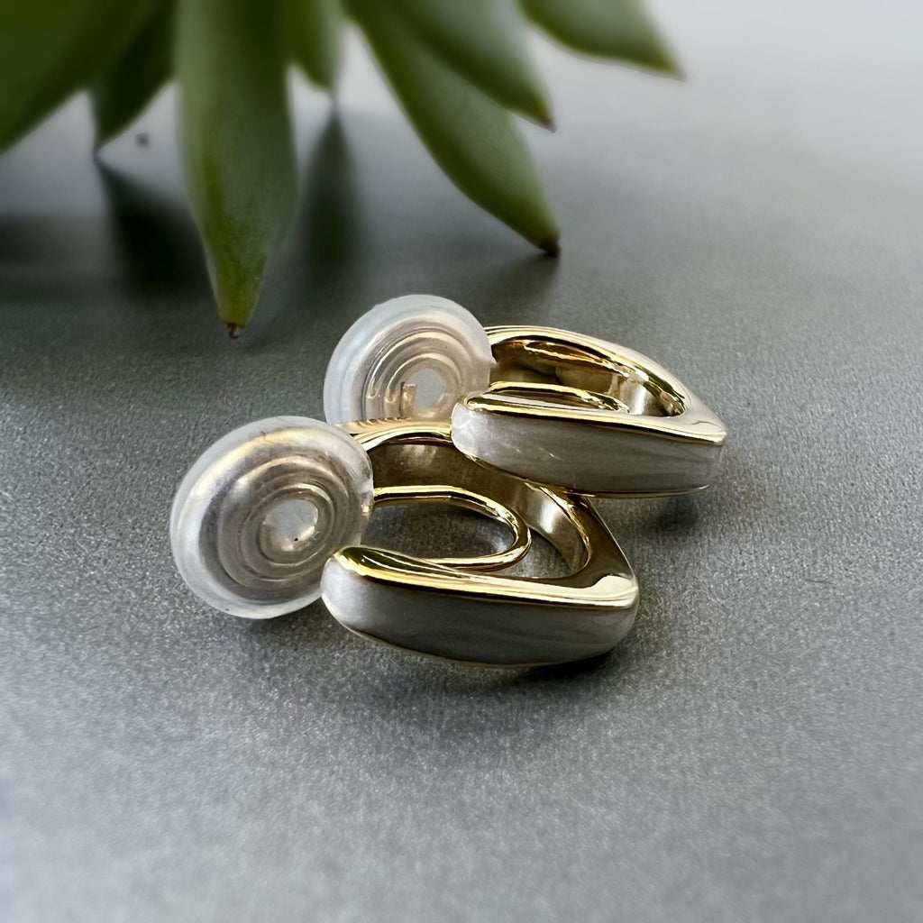 SANS DOULEUR ! Boucles d'oreilles CLIPS U spirale Or Petit carré blanc crème. Anneau carré, Clips d'oreilles confortable Délicates