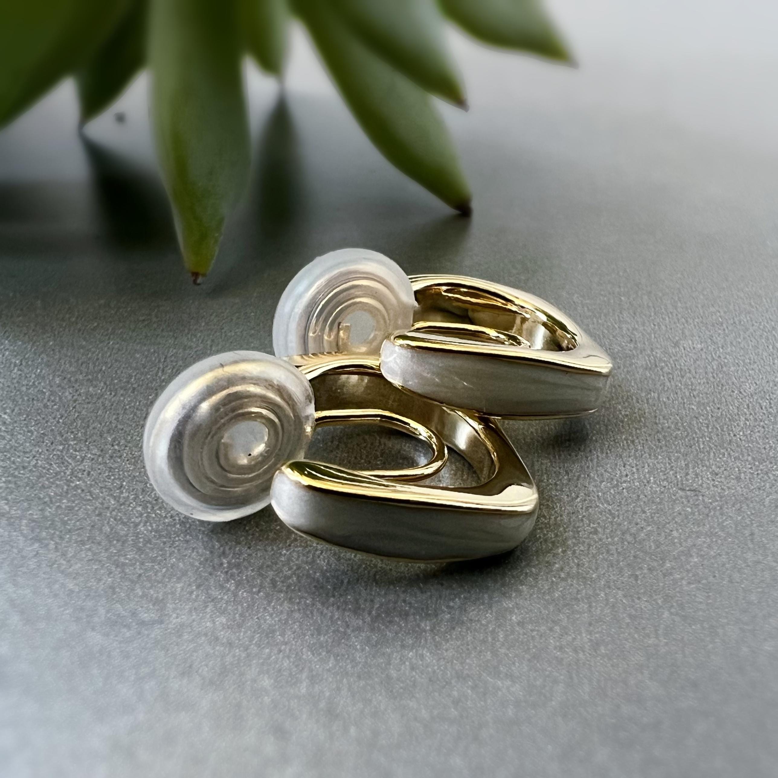 SANS DOULEUR ! Boucles d'oreilles CLIPS U spirale Or Petit carré blanc crème. Anneau carré, Clips d'oreilles confortable Délicates