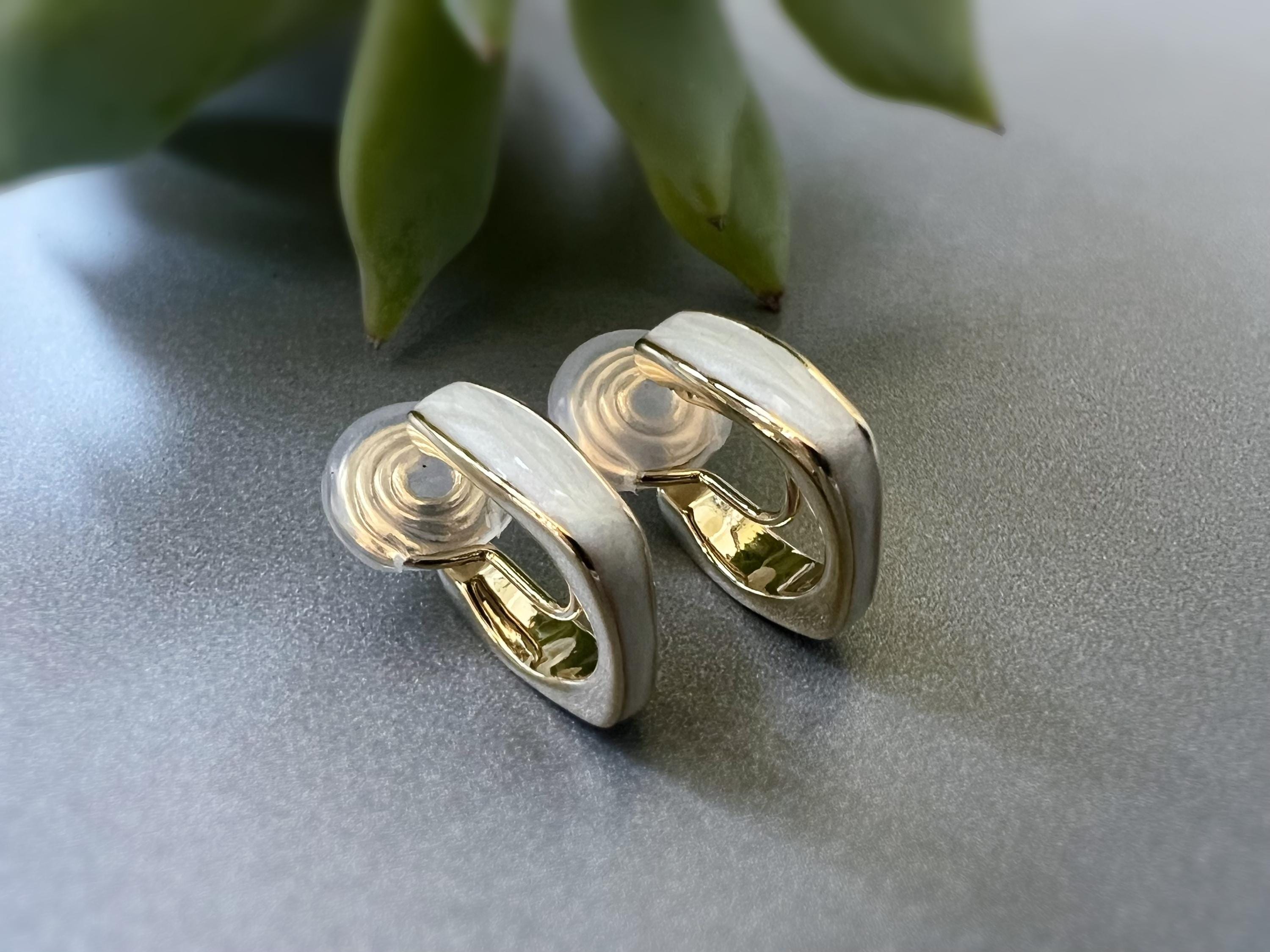 SANS DOULEUR ! Boucles d'oreilles CLIPS U spirale Or Petit carré blanc crème. Anneau carré, Clips d'oreilles confortable Délicates