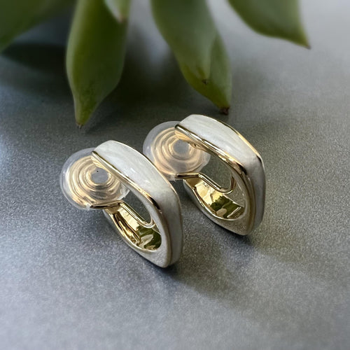 SANS DOULEUR ! Boucles d'oreilles CLIPS U spirale Or Petit carré blanc crème. Anneau carré, Clips d'oreilles confortable Délicates