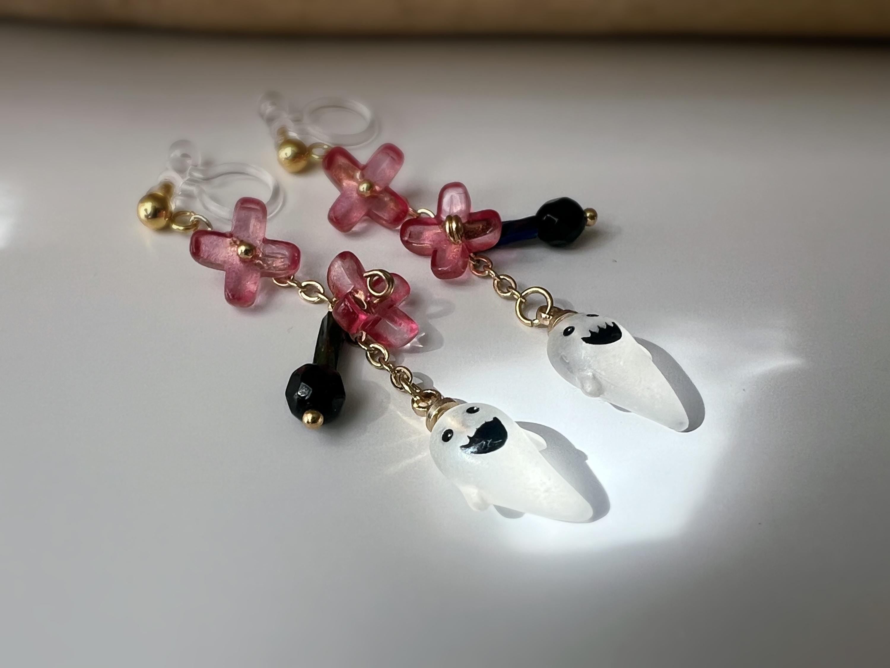 Halloween Boucles d'oreilles Clips ou Crochet pendantes, petit fantôme, citrouille, Mini fleurs Rose Jaune, Perle facette agate noire.