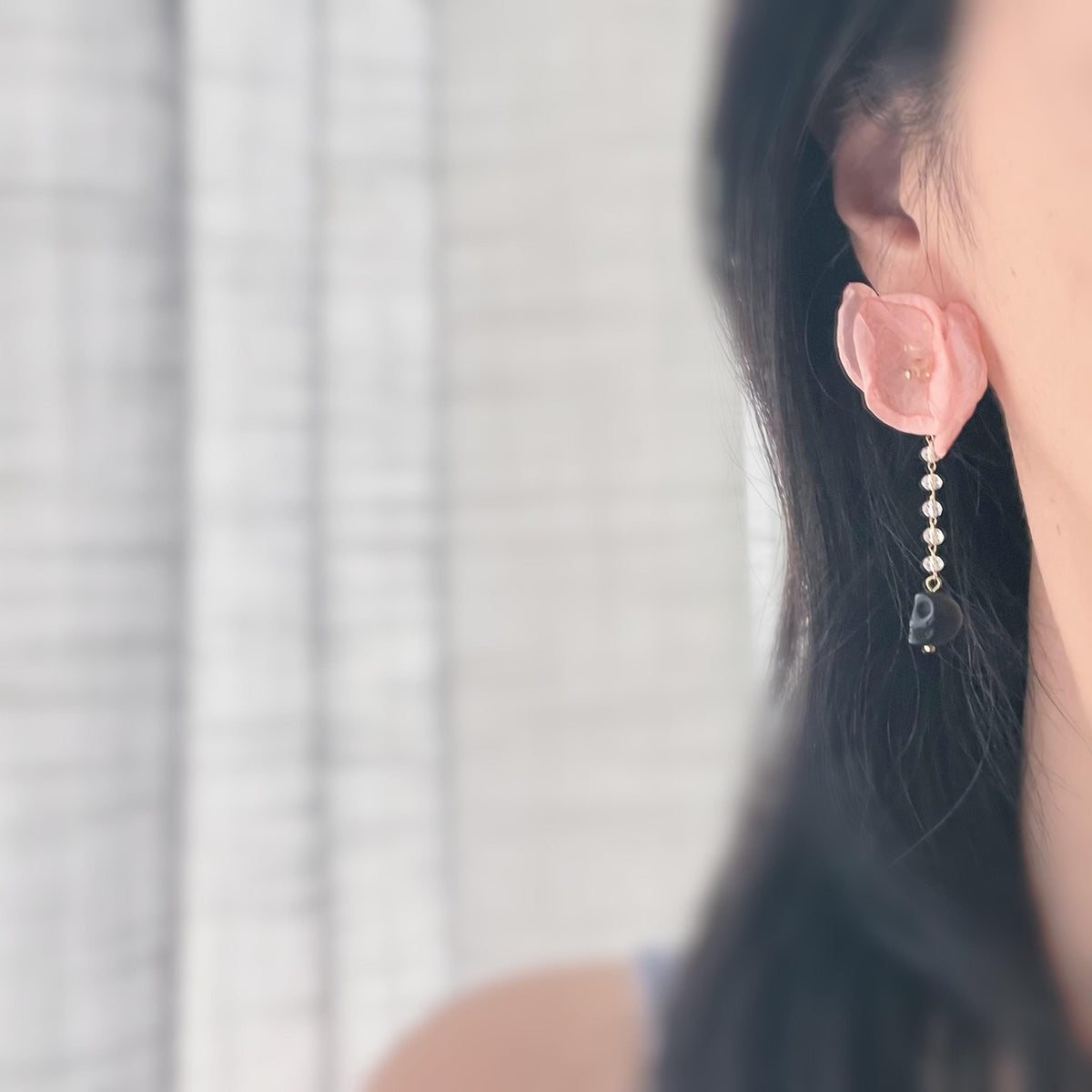 Halloween Boucles d'oreilles Clips pendantes, Grande fleurs rose saumon, chaîne perle facette Tête de mort noir. clips oreilles non percées