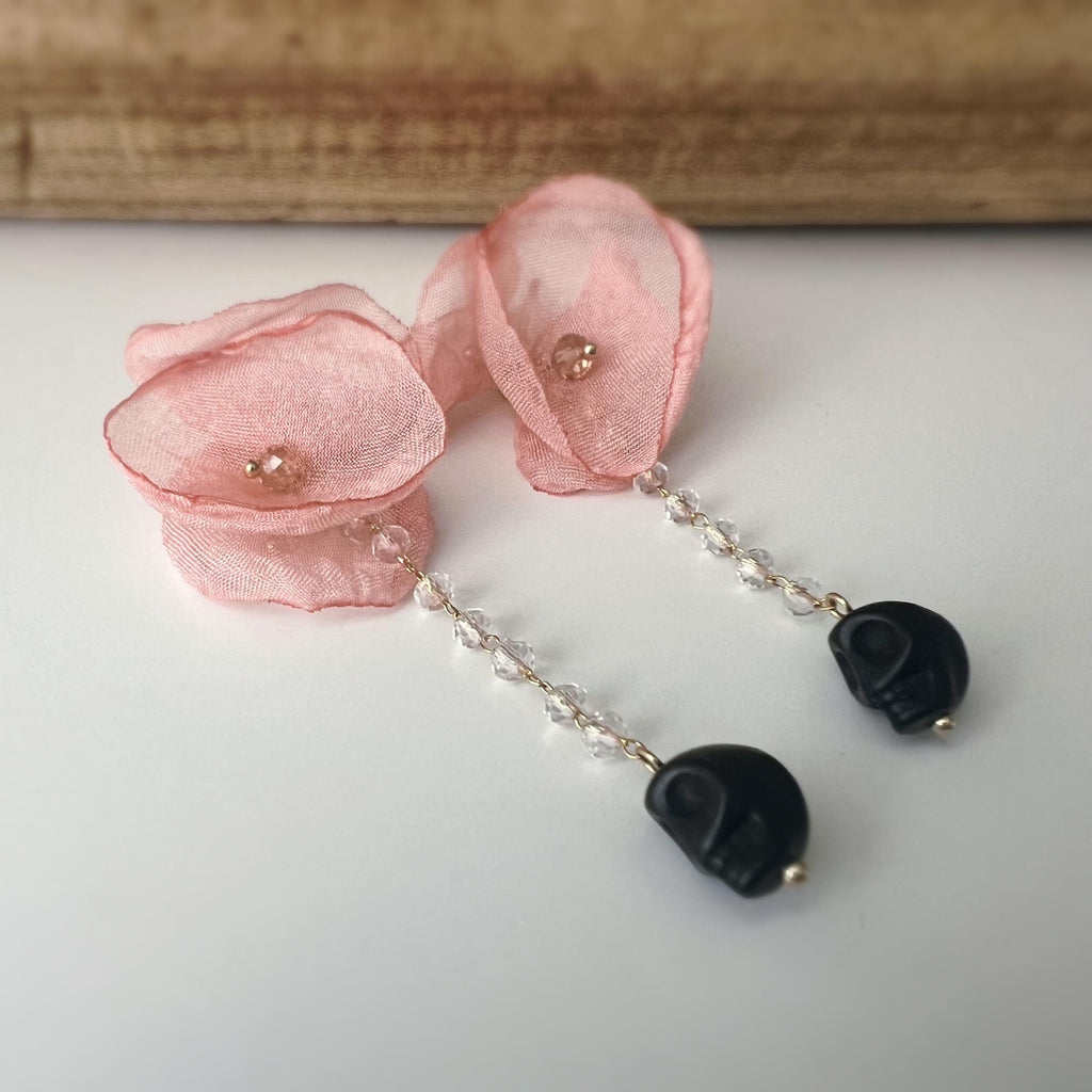 Halloween Boucles d'oreilles Clips pendantes, Grande fleurs rose saumon, chaîne perle facette Tête de mort noir. clips oreilles non percées