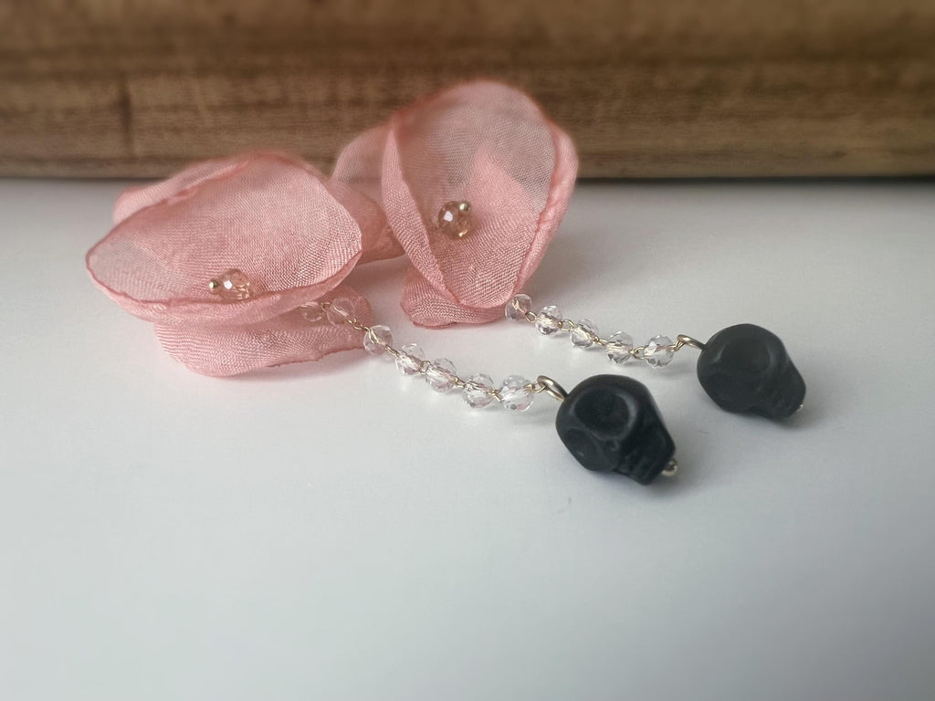 Halloween Boucles d'oreilles Clips pendantes, Grande fleurs rose saumon, chaîne perle facette Tête de mort noir. clips oreilles non percées