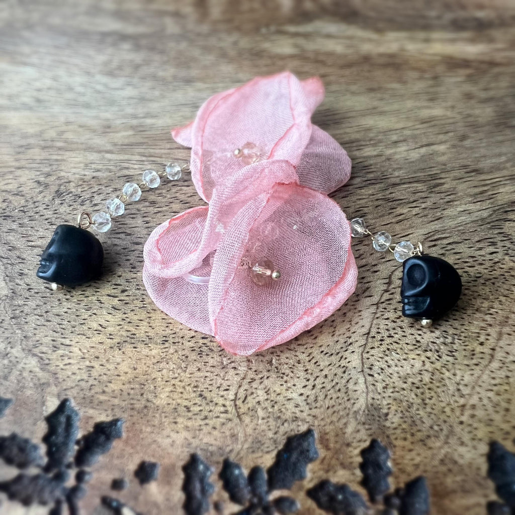 Halloween Boucles d'oreilles Clips pendantes, Grande fleurs rose saumon, chaîne perle facette Tête de mort noir. clips oreilles non percées