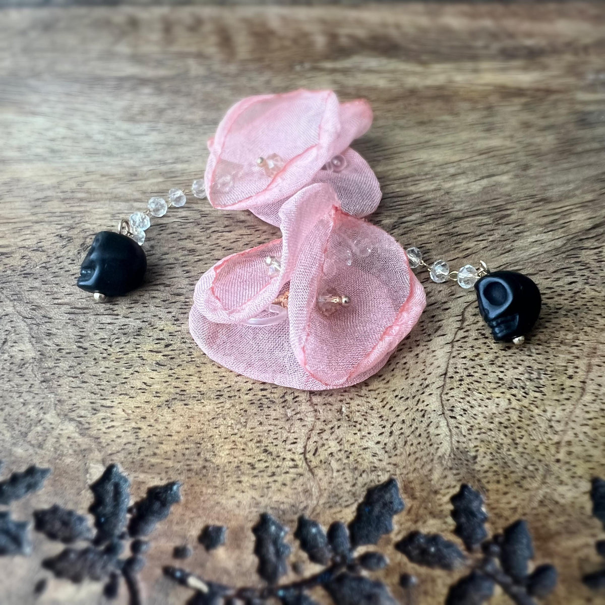 Halloween Boucles d'oreilles Clips pendantes, Grande fleurs rose saumon, chaîne perle facette Tête de mort noir. clips oreilles non percées
