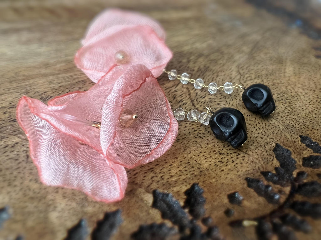 Halloween Boucles d'oreilles Clips pendantes, Grande fleurs rose saumon, chaîne perle facette Tête de mort noir. clips oreilles non percées