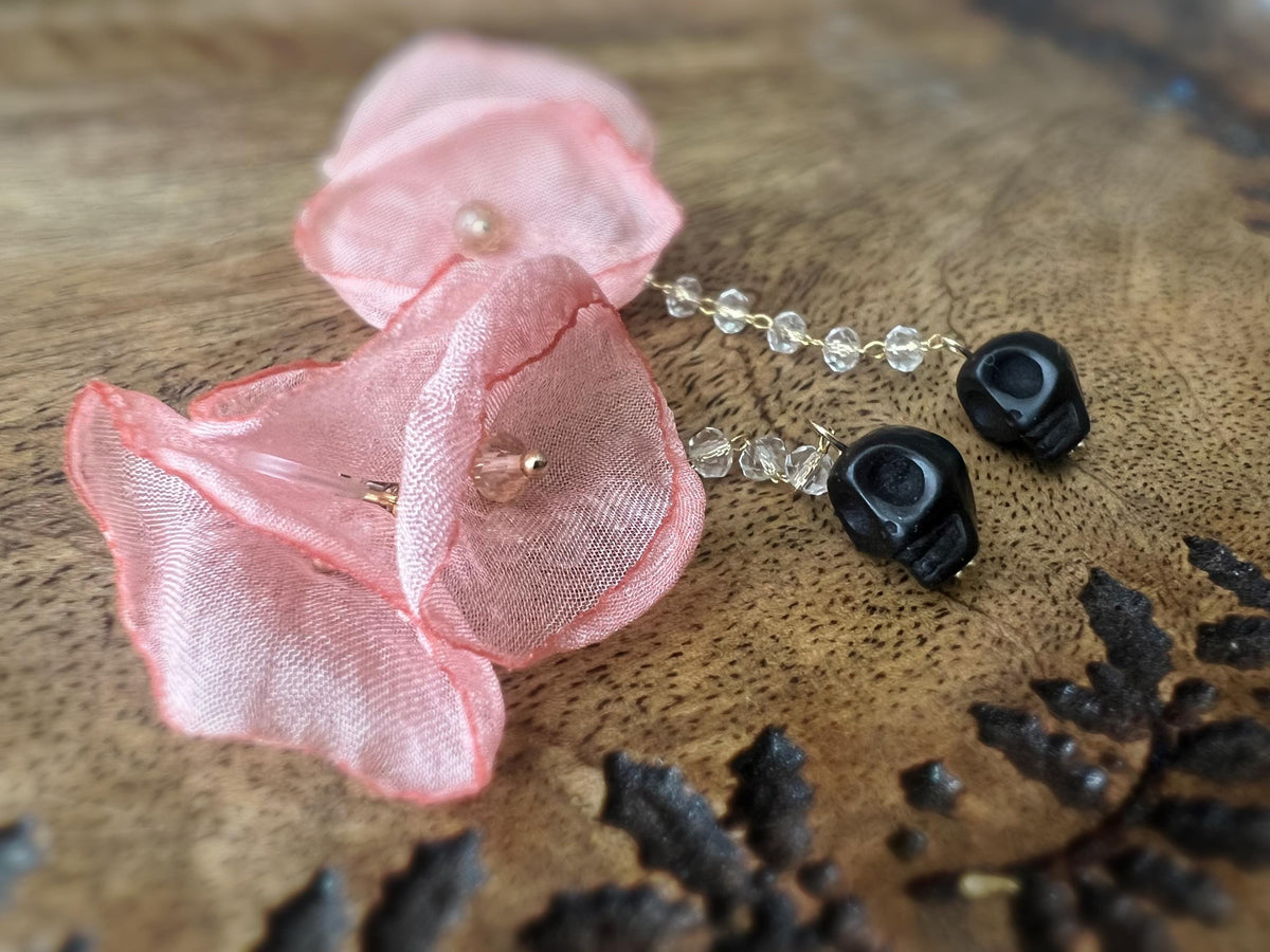 Halloween Boucles d'oreilles Clips pendantes, Grande fleurs rose saumon, chaîne perle facette Tête de mort noir. clips oreilles non percées