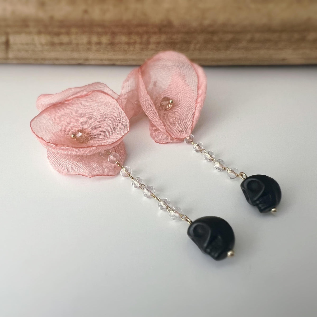 Halloween Boucles d'oreilles Clips pendantes, Grande fleurs rose saumon, chaîne perle facette Tête de mort noir. clips oreilles non percées