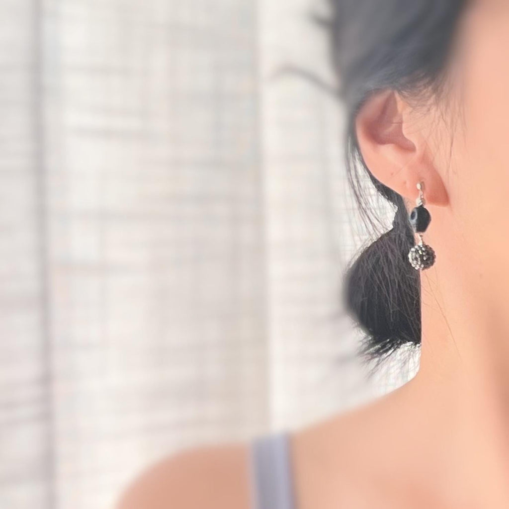 Halloween Boucles d'oreilles Clips pendantes mini Perle sculptée Grande Perle Shambala noire métallisée Tête de mort noir style punk.