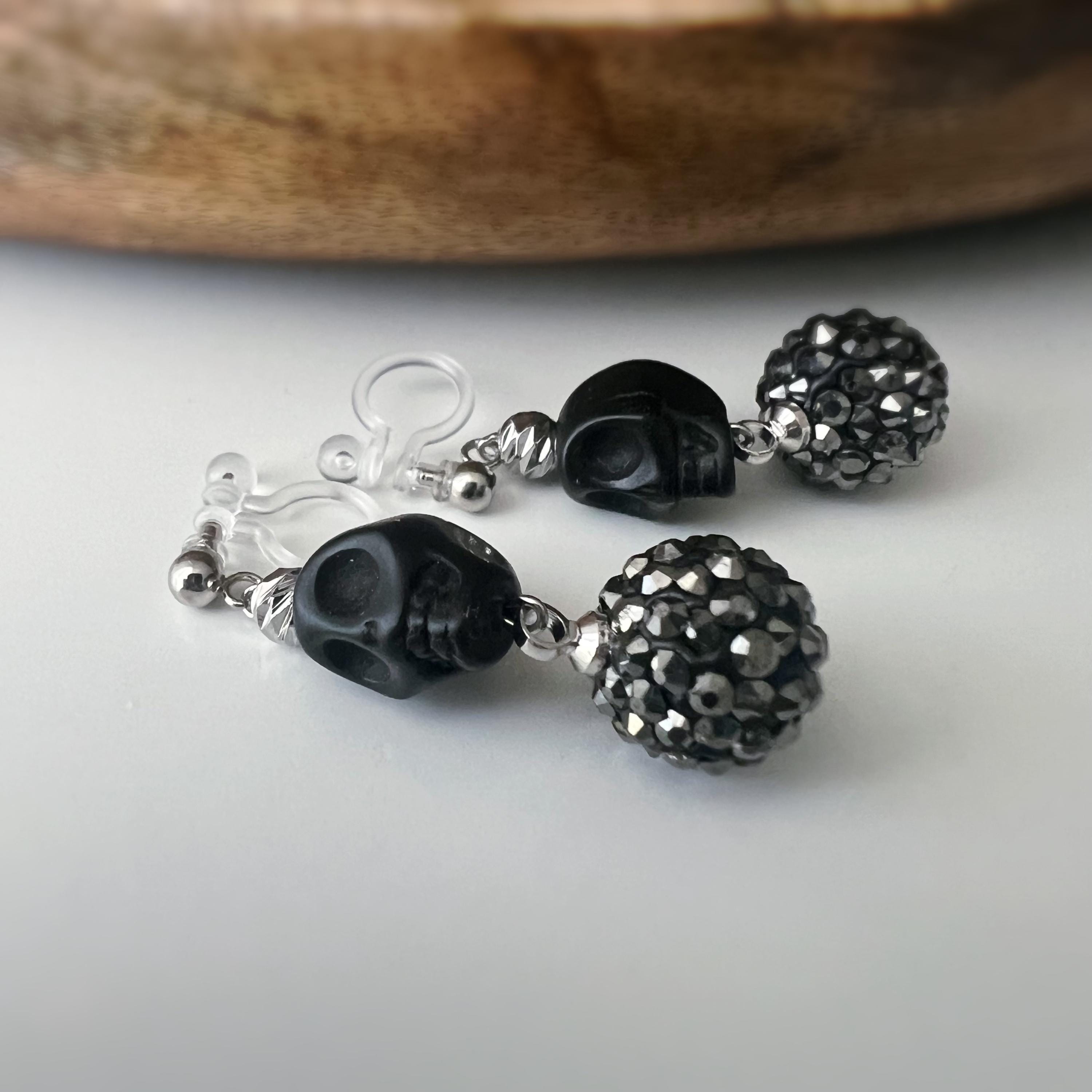 Halloween Boucles d'oreilles Clips pendantes mini Perle sculptée Grande Perle Shambala noire métallisée Tête de mort noir style punk.