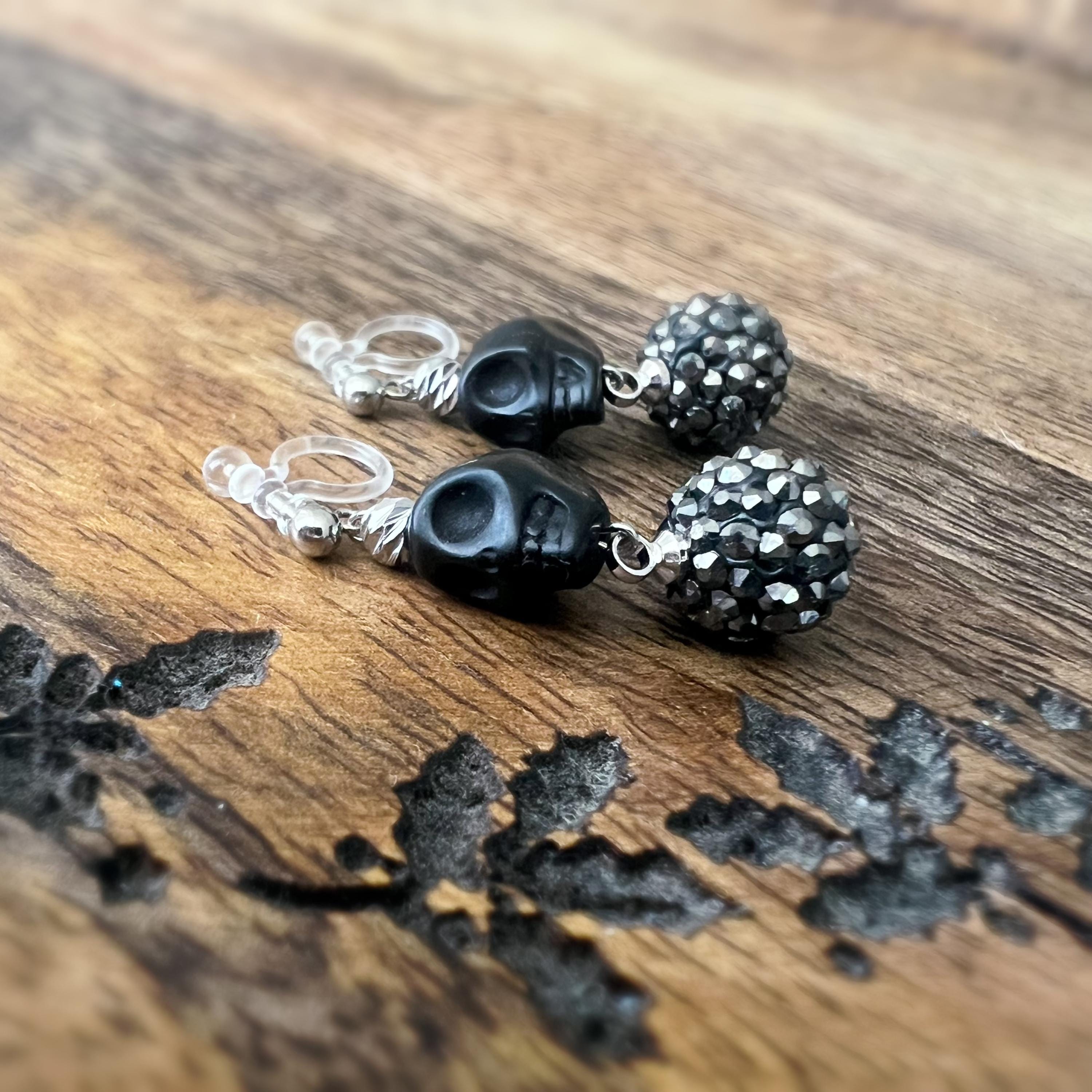 Halloween Boucles d'oreilles Clips pendantes mini Perle sculptée Grande Perle Shambala noire métallisée Tête de mort noir style punk.