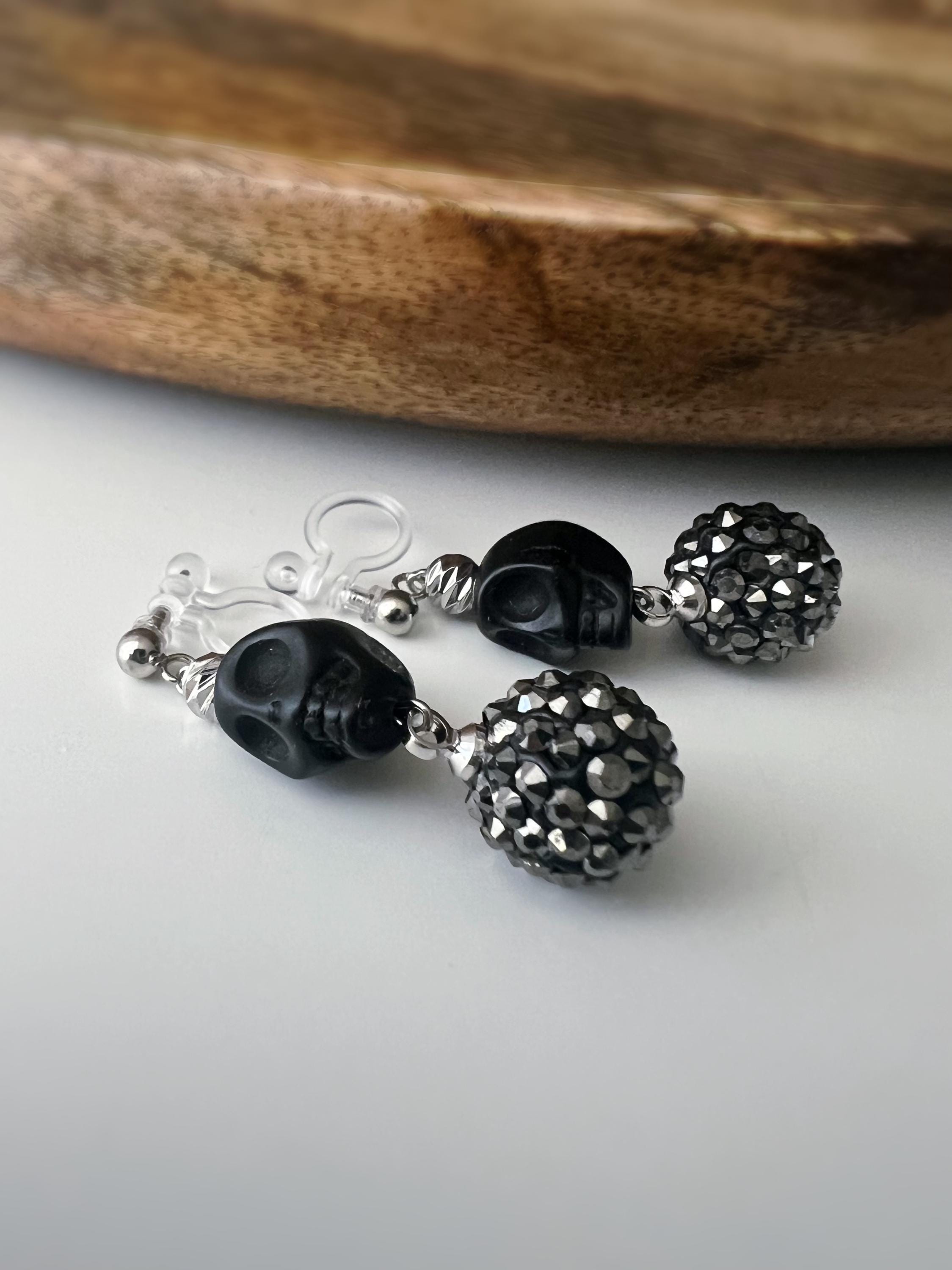 Halloween Boucles d'oreilles Clips pendantes mini Perle sculptée Grande Perle Shambala noire métallisée Tête de mort noir style punk.