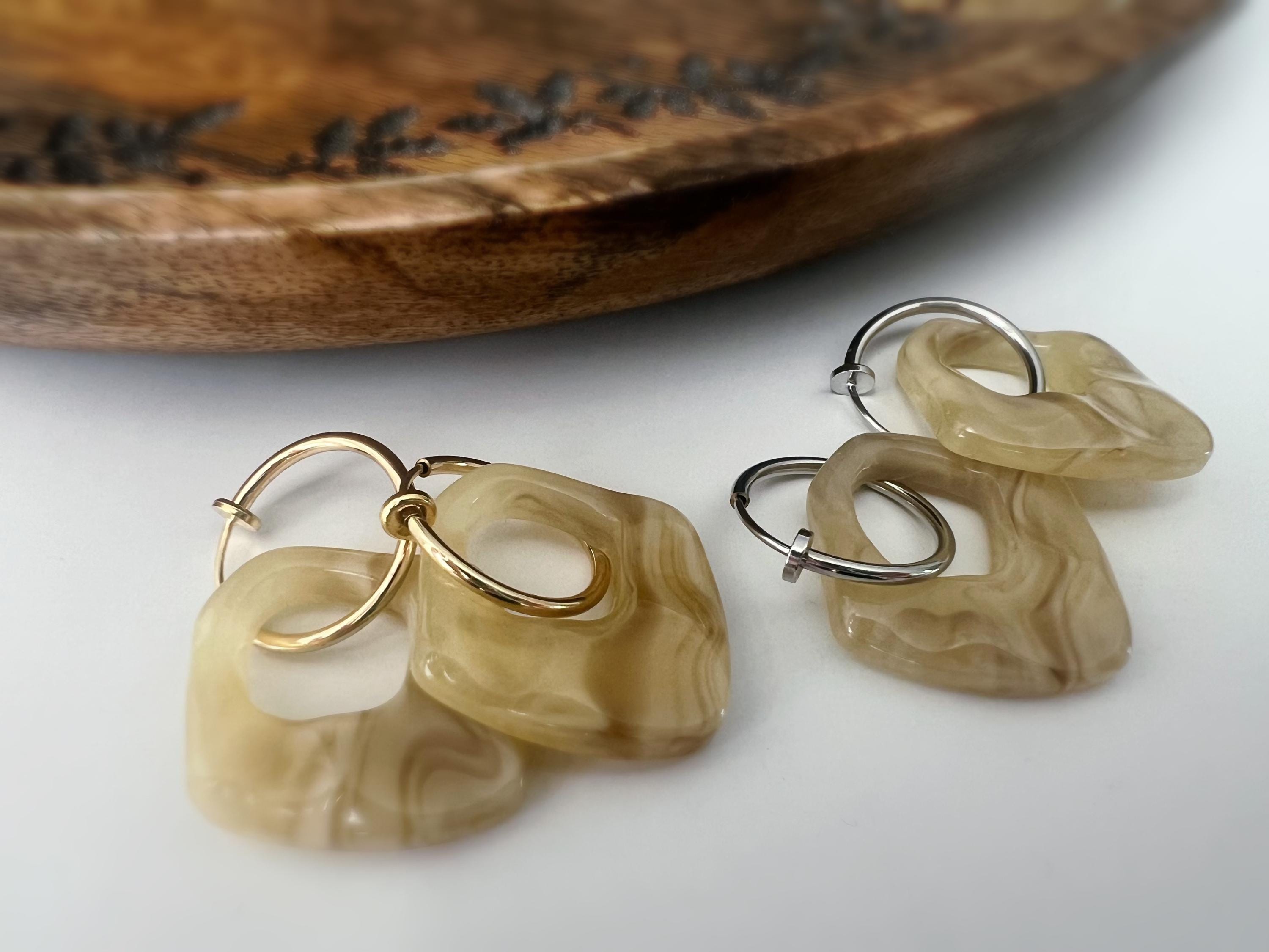 2 EN 1, Clips d'oreilles Anneaux Grand cercle Acétate Café crème. Créoles Clips 18mm Argent / Or. CLIPS confortable Oreilles non percées.