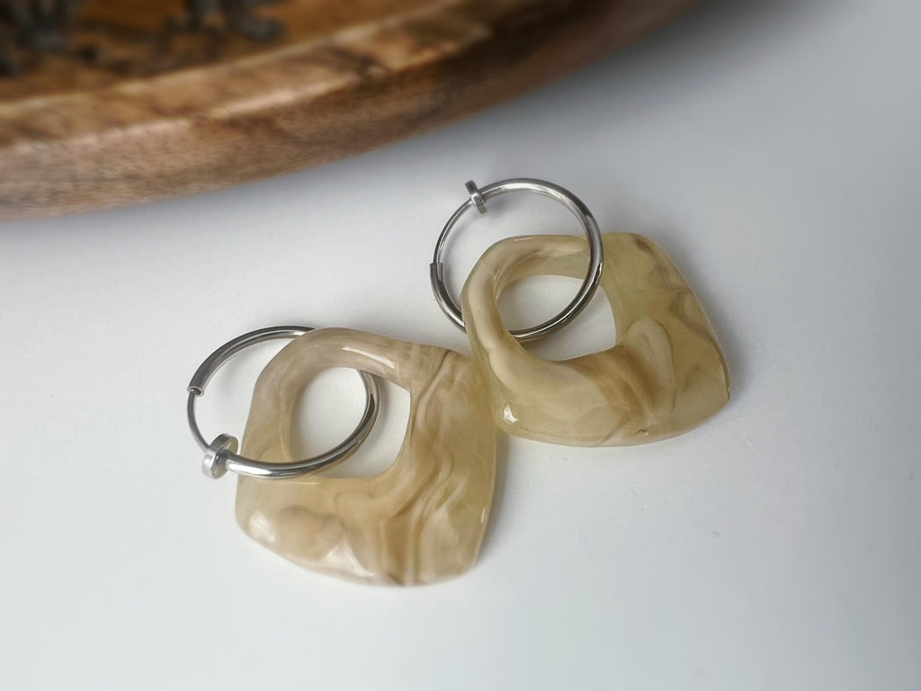 2 EN 1, Clips d'oreilles Anneaux Grand cercle Acétate Café crème. Créoles Clips 18mm Argent / Or. CLIPS confortable Oreilles non percées.