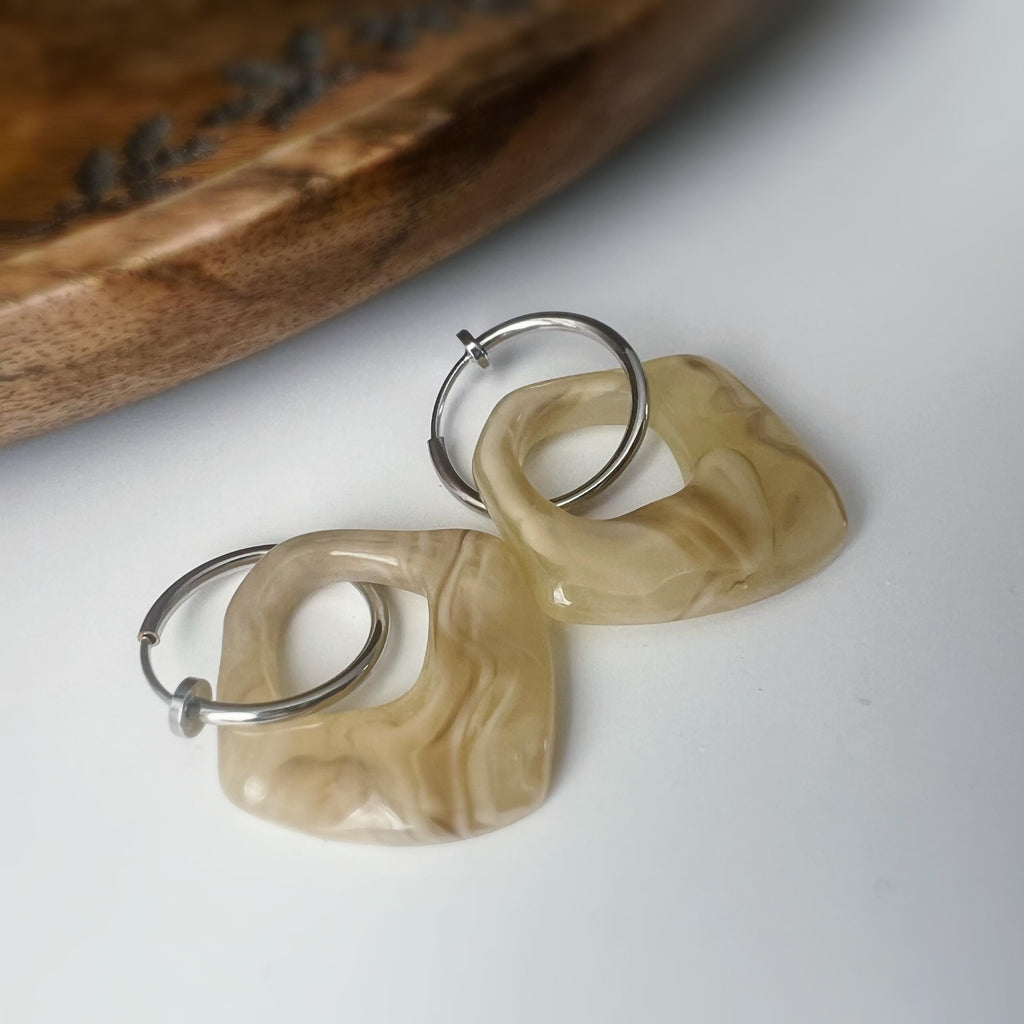 2 EN 1, Clips d'oreilles Anneaux Grand cercle Acétate Café crème. Créoles Clips 18mm Argent / Or. CLIPS confortable Oreilles non percées.