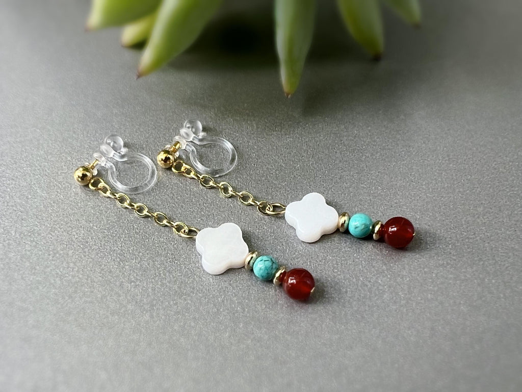 Boucles d'oreilles Clips INVISIBLES pendantes chaîne Perles turquoise disque or agate rouge trèfle 4 feuilles nacre blanc. Clips confortable