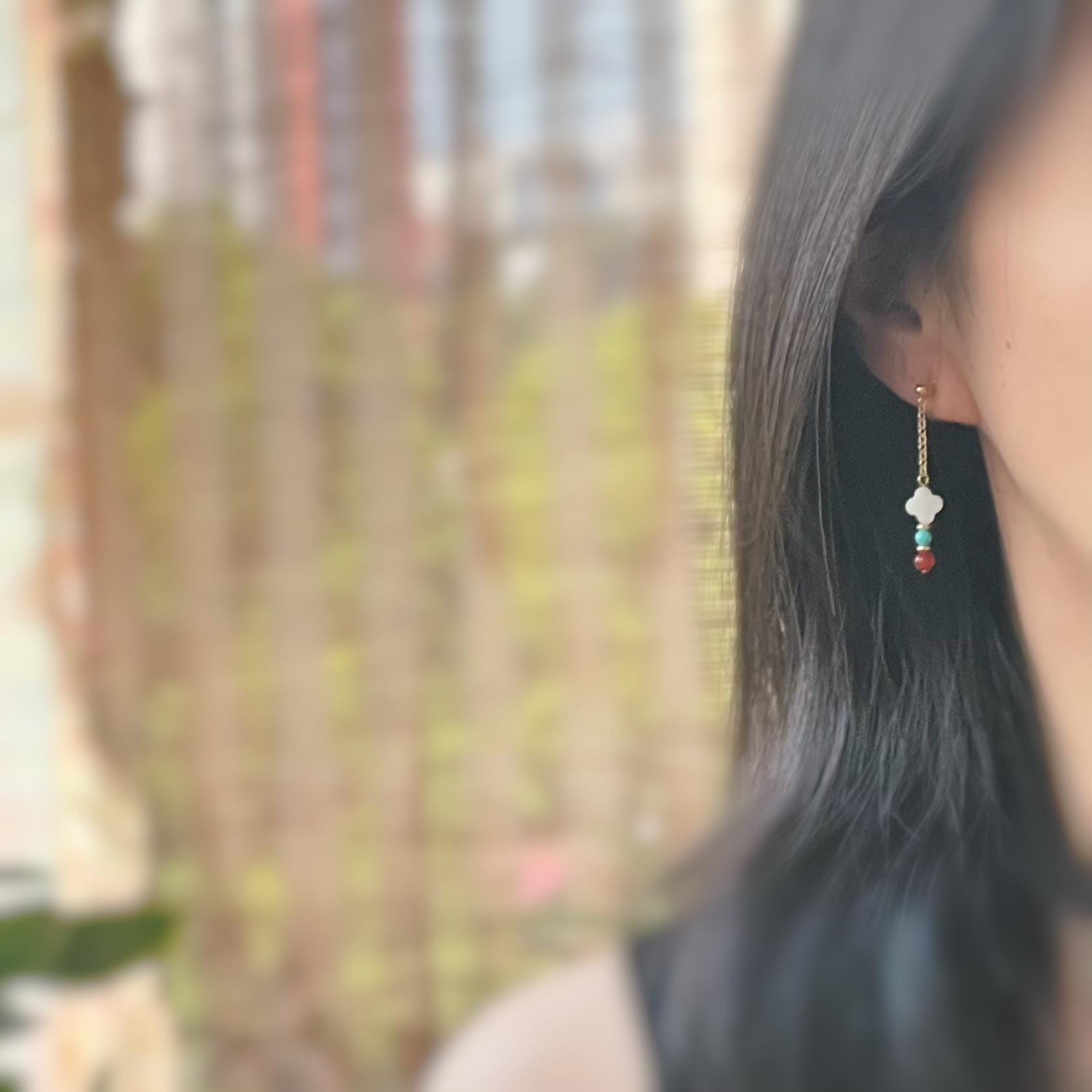 Boucles d'oreilles Clips INVISIBLES pendantes chaîne Perles turquoise disque or agate rouge trèfle 4 feuilles nacre blanc. Clips confortable