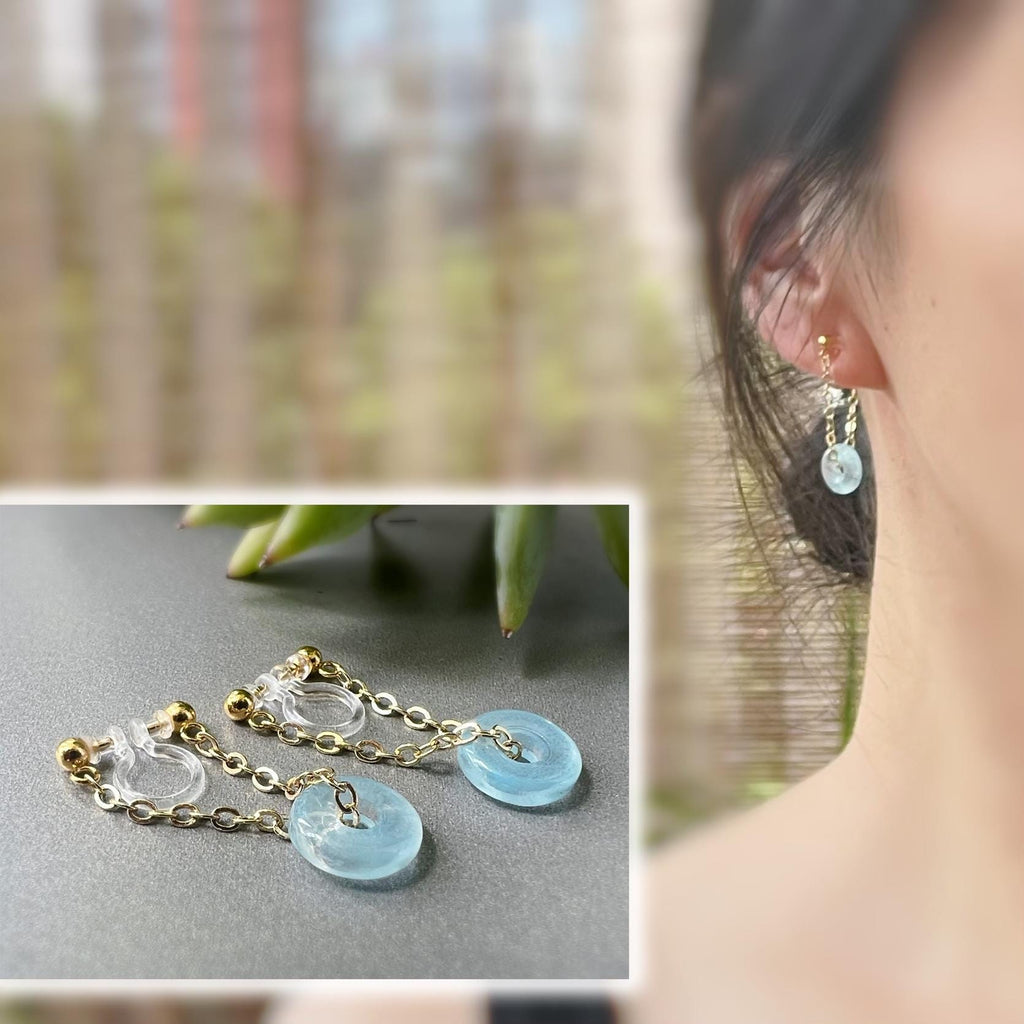 Boucles d'oreilles CLIPS INVISIBLE, Chaîne plaqué d'Or Petit cercle Donut en verre bleu claire, Clips d'oreilles pour oreilles non percées