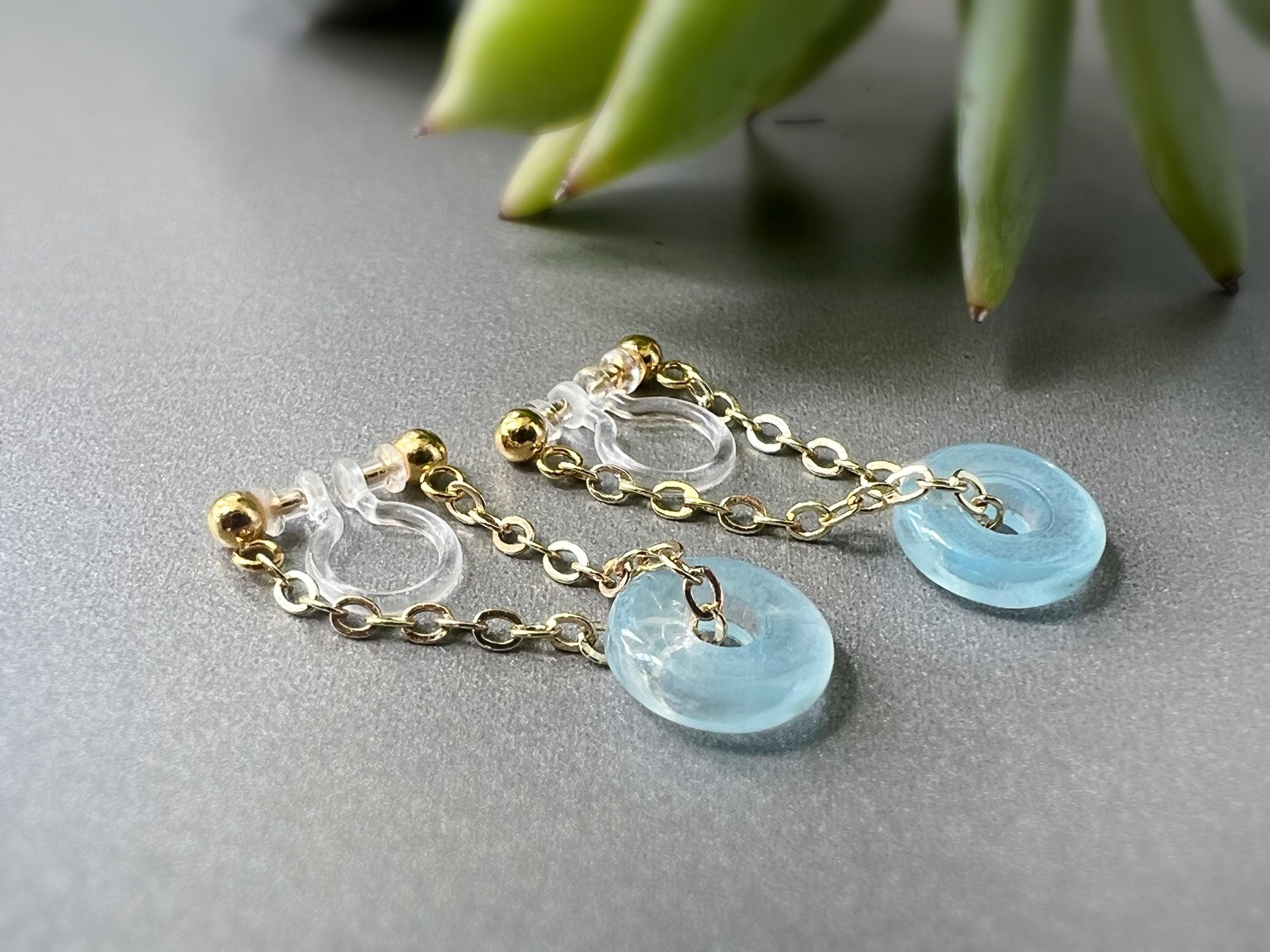 Boucles d'oreilles CLIPS INVISIBLE, Chaîne plaqué d'Or Petit cercle Donut en verre bleu claire, Clips d'oreilles pour oreilles non percées