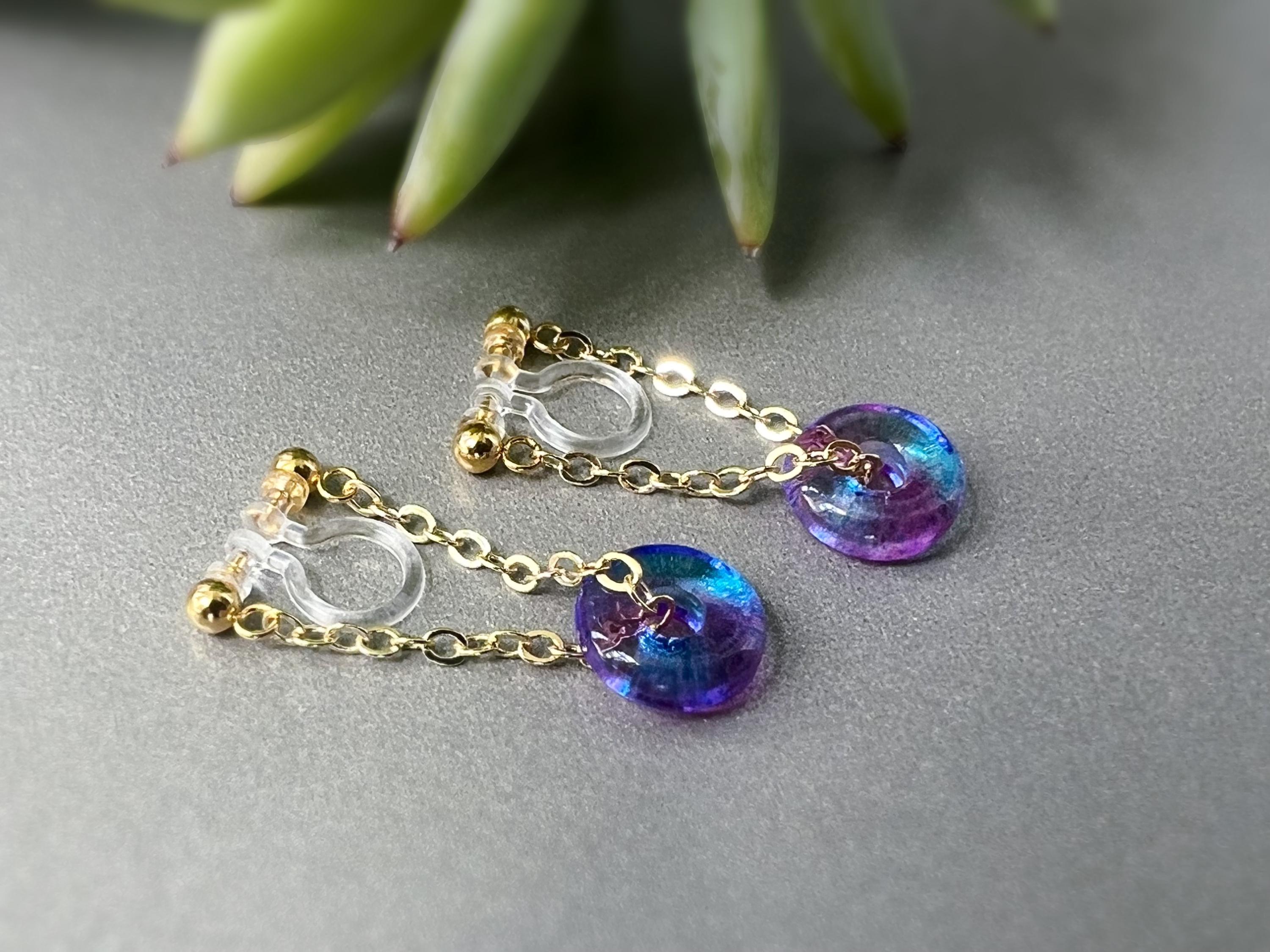 Boucles d'oreilles CLIPS INVISIBLE Chaîne plaqué d'Or Petit cercle Donut en verre Dégradé bleu violet. Clips d'oreilles oreilles non percées
