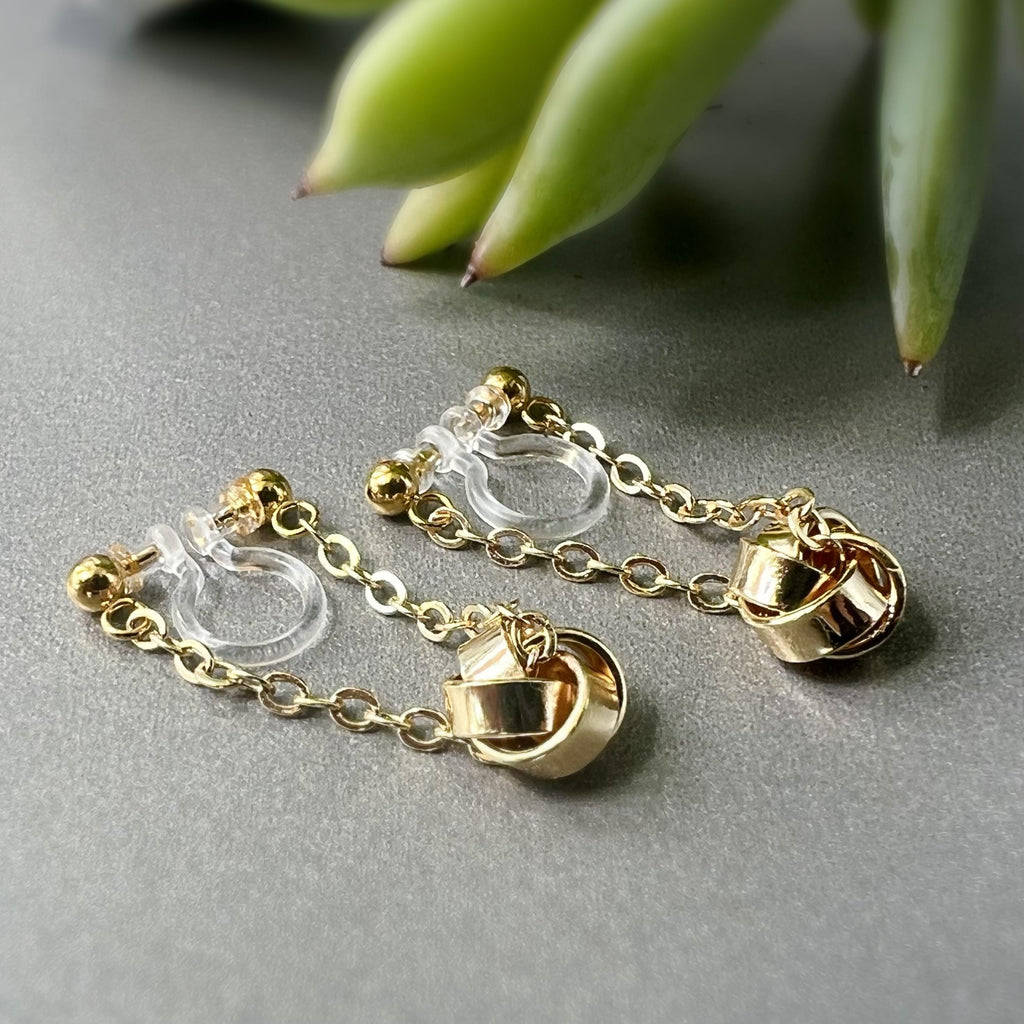 Boucles d'oreilles CLIPS INVISIBLE Chaîne plaqué d'Or Petit Fleur quatre pétales. Clips d'oreilles oreilles non percées