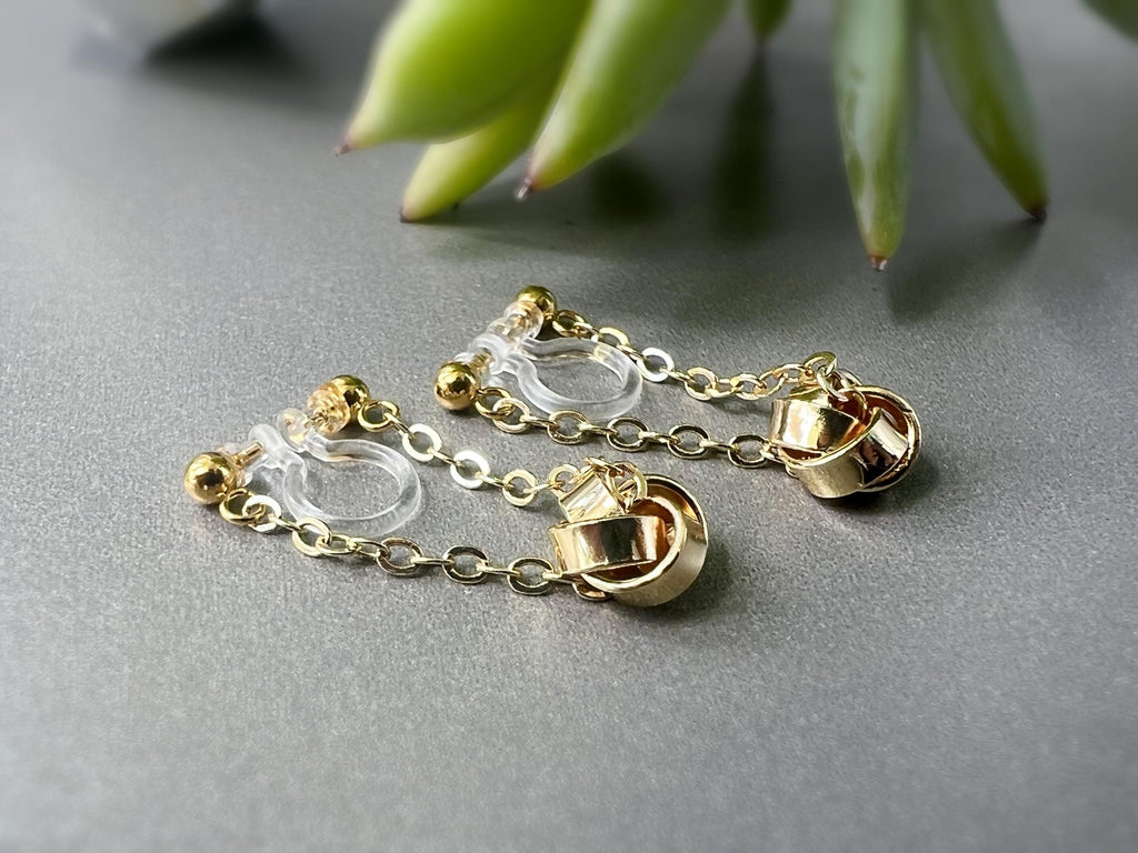 Boucles d'oreilles CLIPS INVISIBLE Chaîne plaqué d'Or Petit Fleur quatre pétales. Clips d'oreilles oreilles non percées