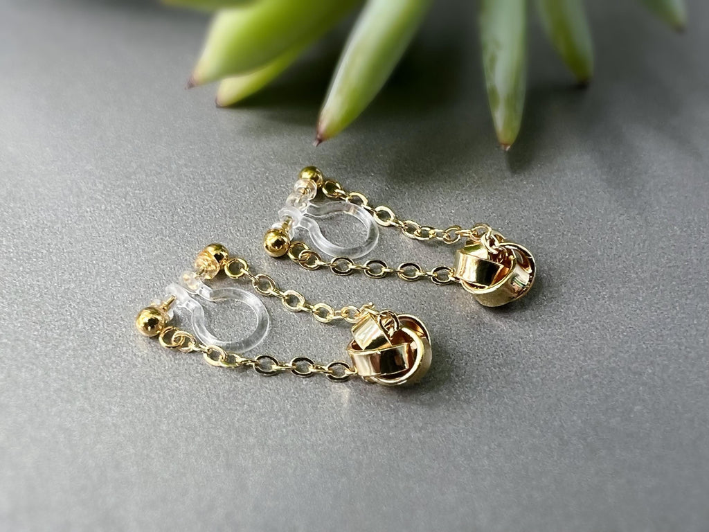 Boucles d'oreilles CLIPS INVISIBLE Chaîne plaqué d'Or Petit Fleur quatre pétales. Clips d'oreilles oreilles non percées