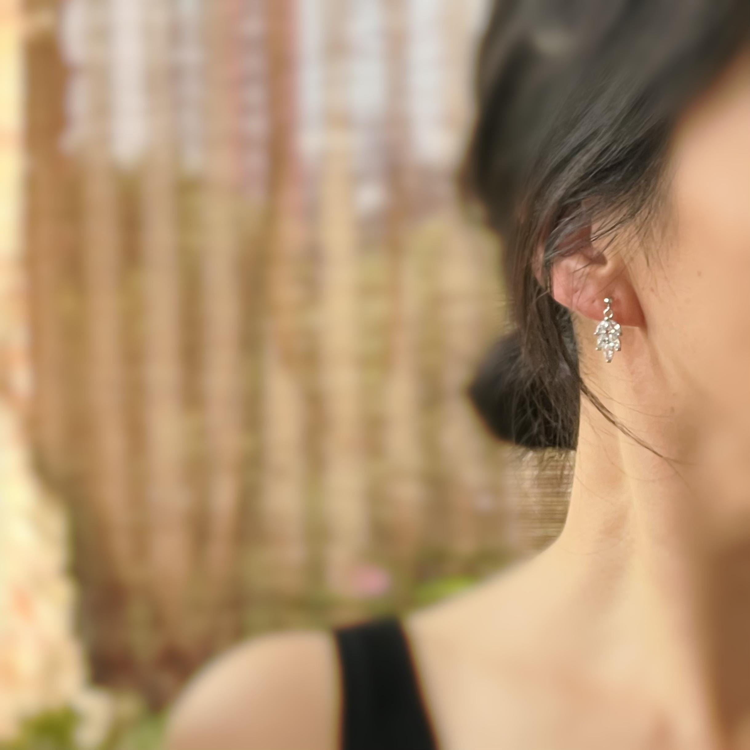 Clips d'oreilles petite feuille couleur Argent/ Or avec zircon transparent. CLIPS Invisible délicat quotidien confortable