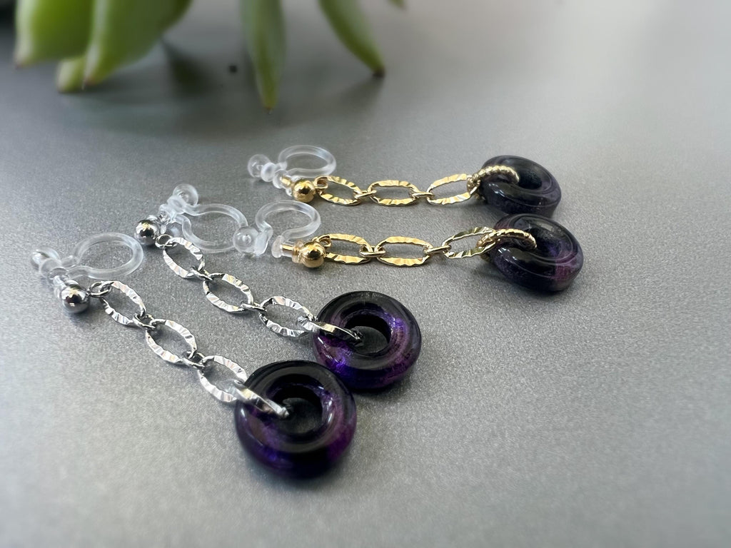 Boucles d'oreilles Clips INVISIBLES pendantes Longue chaîne Or / Argent, Petit cercle Donut en verre violet foncé. Clips confortable
