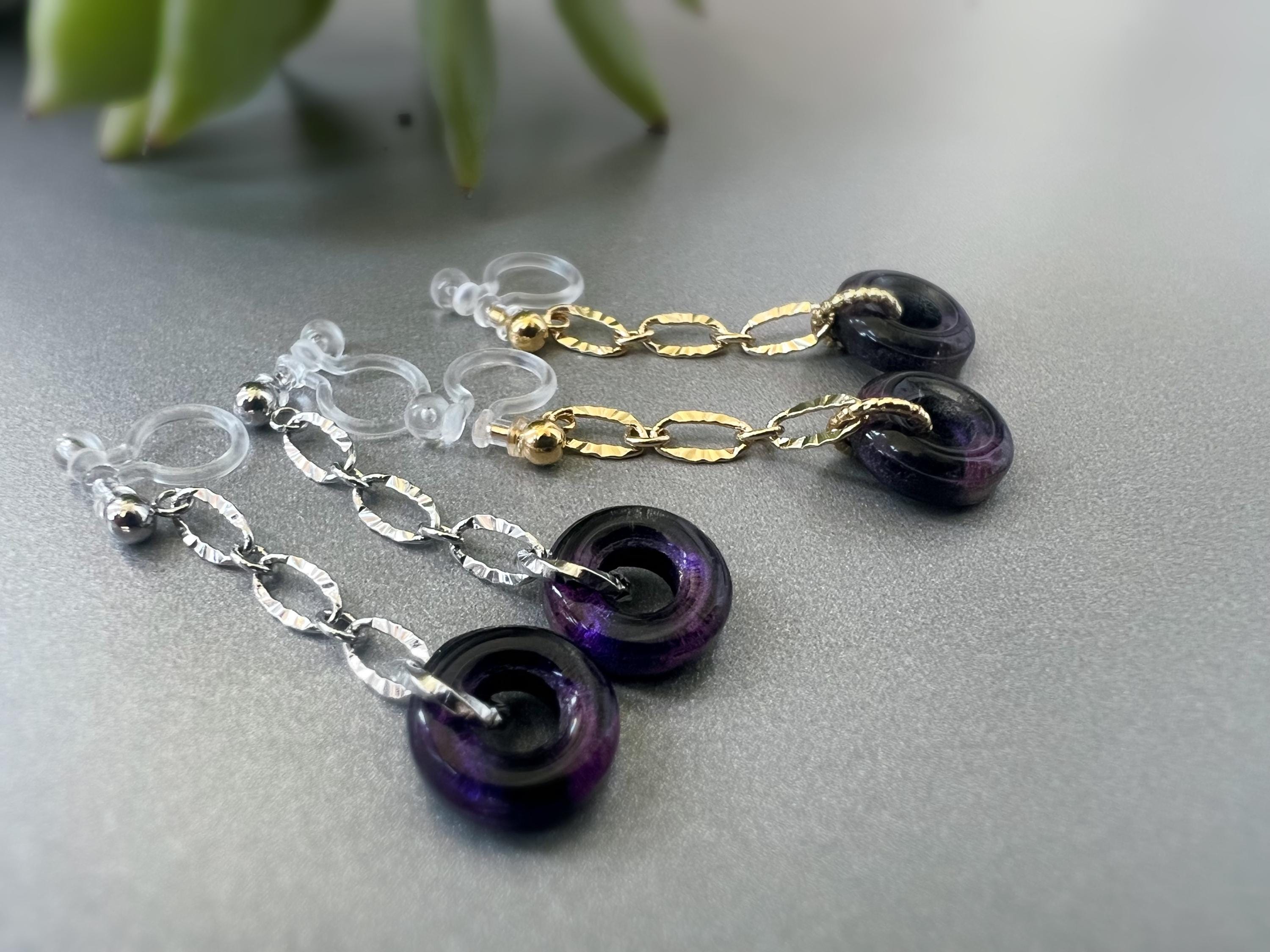 Boucles d'oreilles Clips INVISIBLES pendantes Longue chaîne Or / Argent, Petit cercle Donut en verre violet foncé. Clips confortable