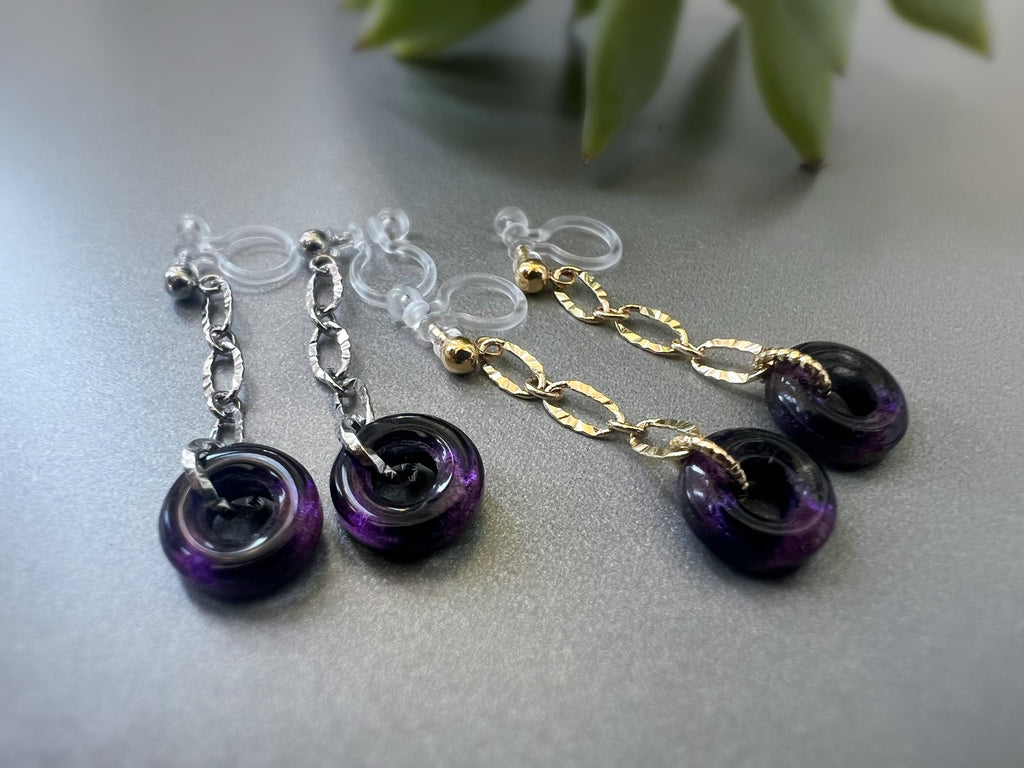 Boucles d'oreilles Clips INVISIBLES pendantes Longue chaîne Or / Argent, Petit cercle Donut en verre violet foncé. Clips confortable